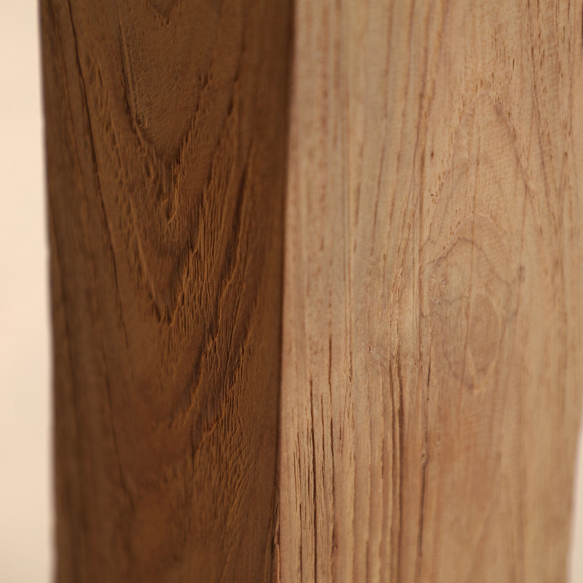 Detalle de la pata maciza en madera de teca con veta vertical, robustez natural
