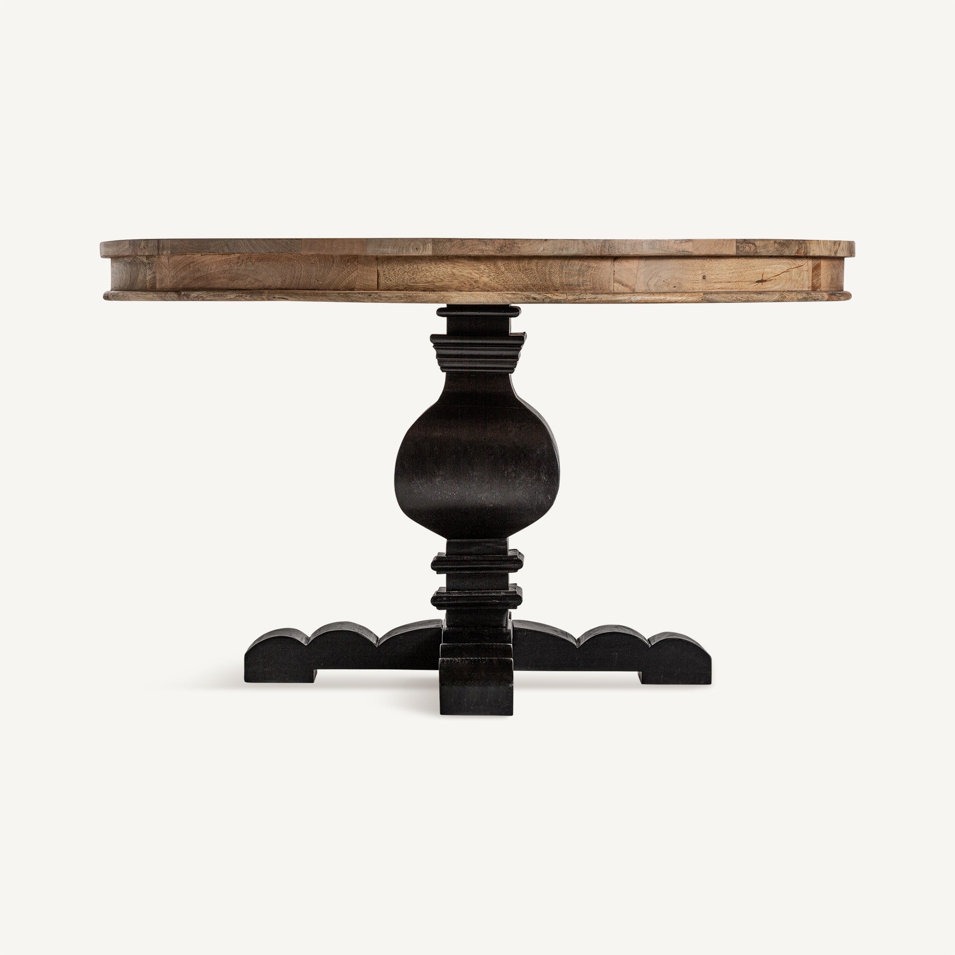 Vista frontal de la mesa comedor Albo con tablero redondo de madera de mango natural y base central negra de diseño escultórico.