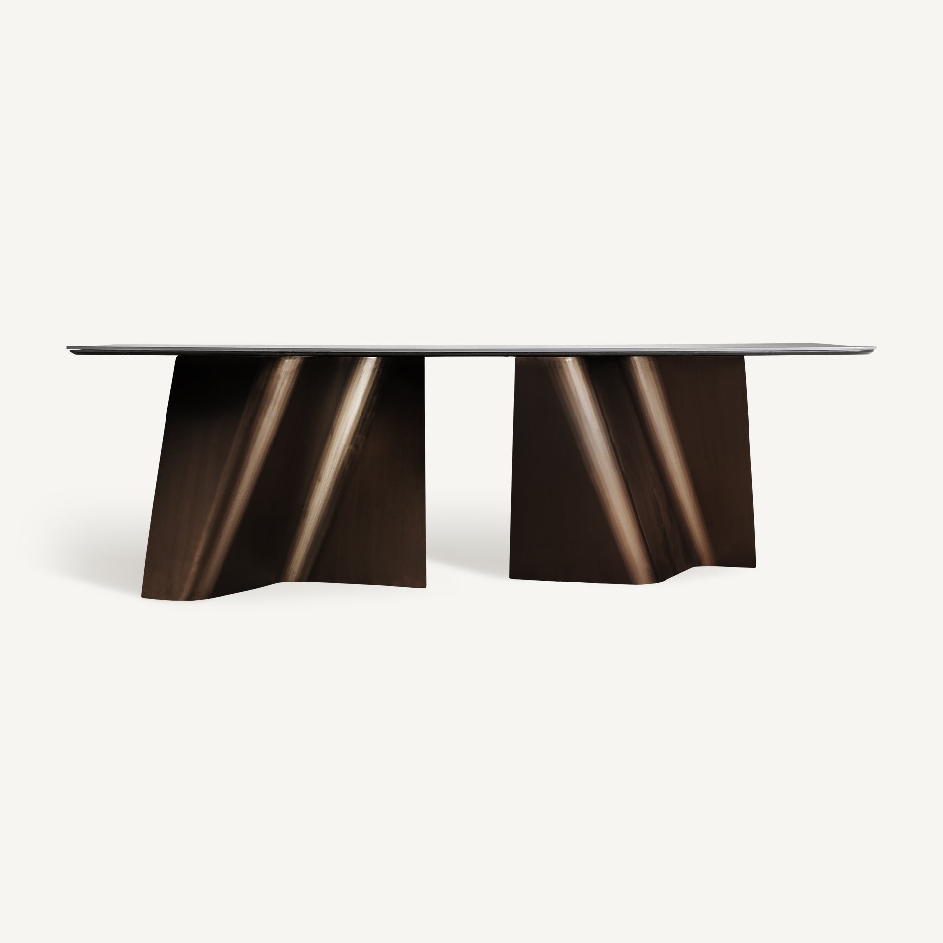 Mesa de comedor con diseño geométrico y base escultural, en tonos naturales
