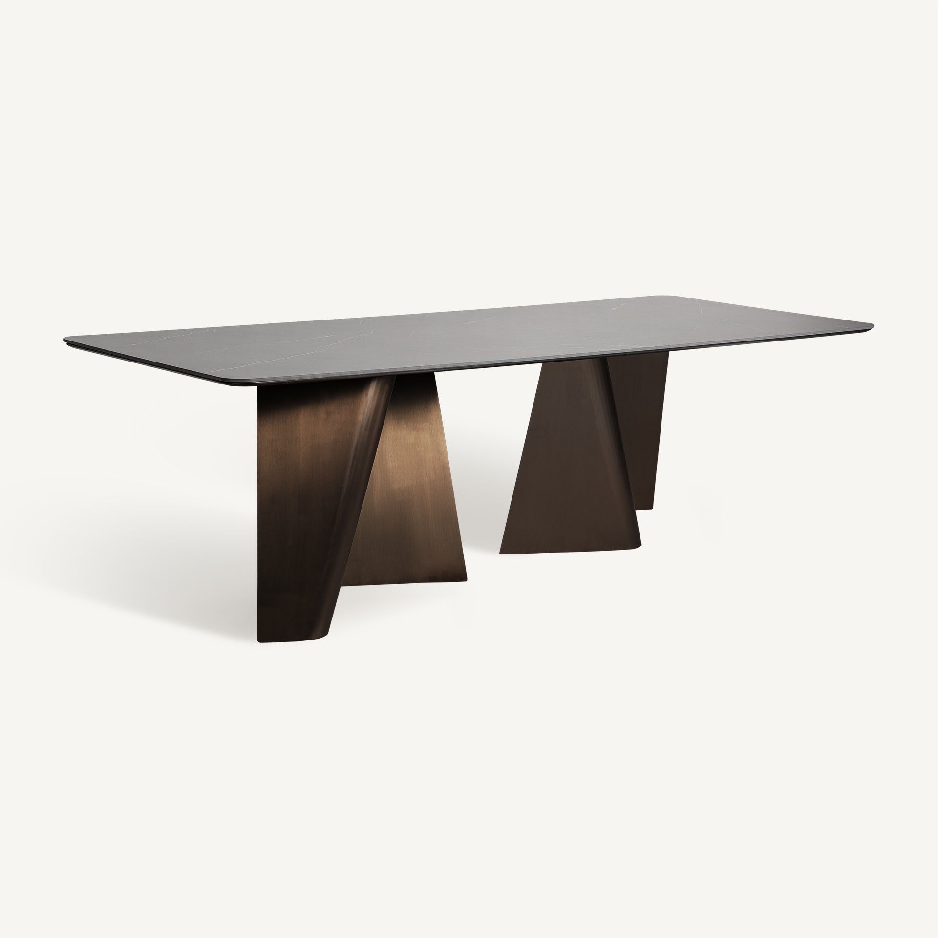 Mesa de comedor con tapa cuadrada efecto marmolado y estructura artística