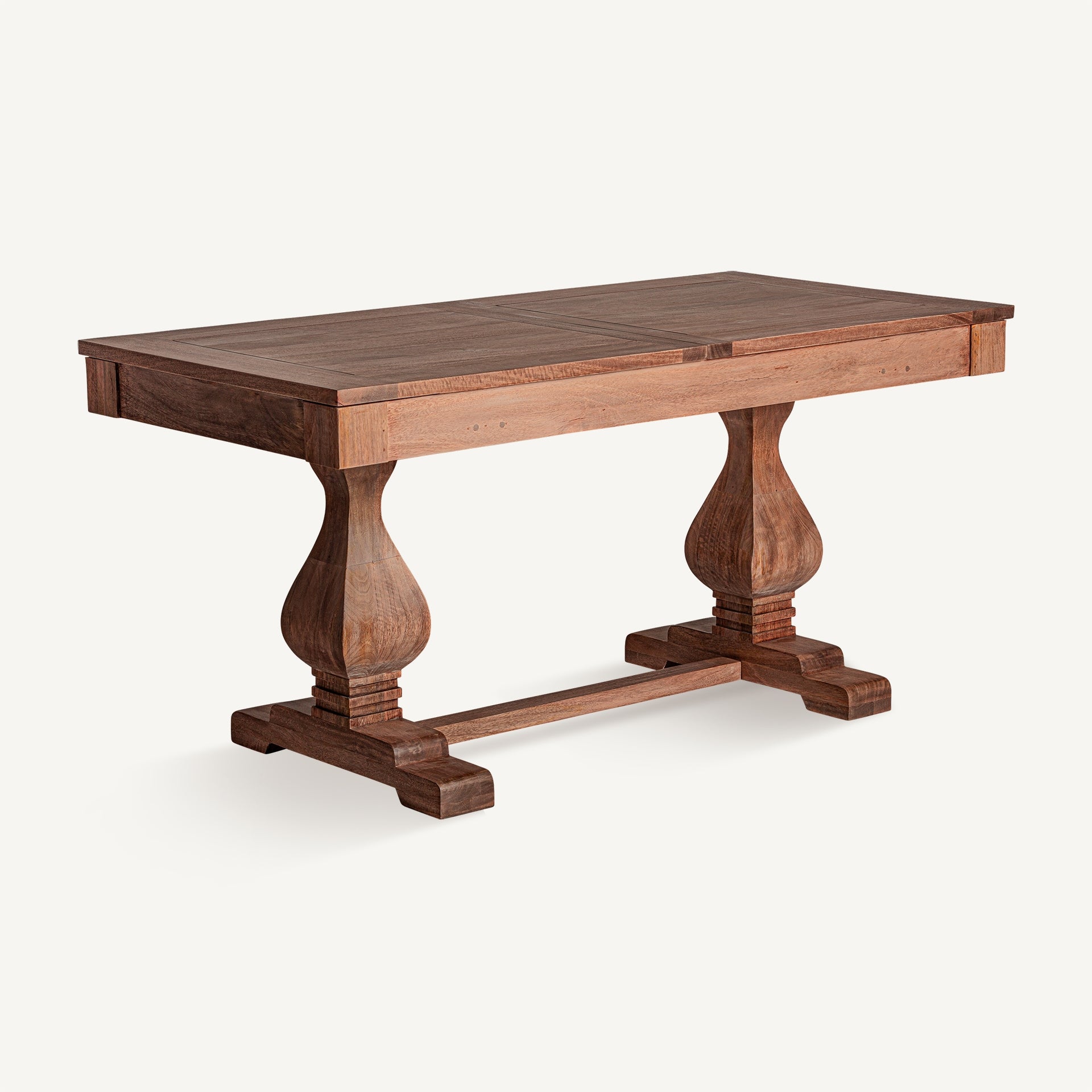 Perspectiva diagonal de la mesa Brandet con tablero de mango y patas torneadas, diseño cálido y robusto