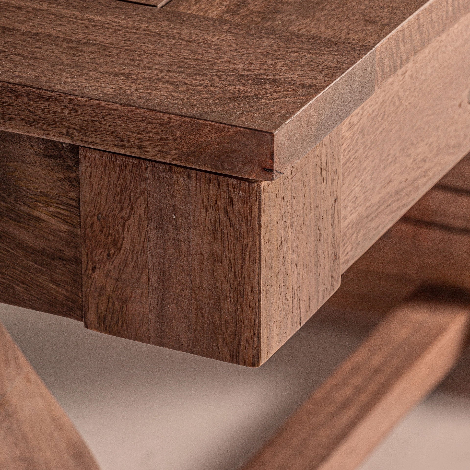 Detalle del tablero de la mesa Brandet, mostrando la veta natural de la madera de mango