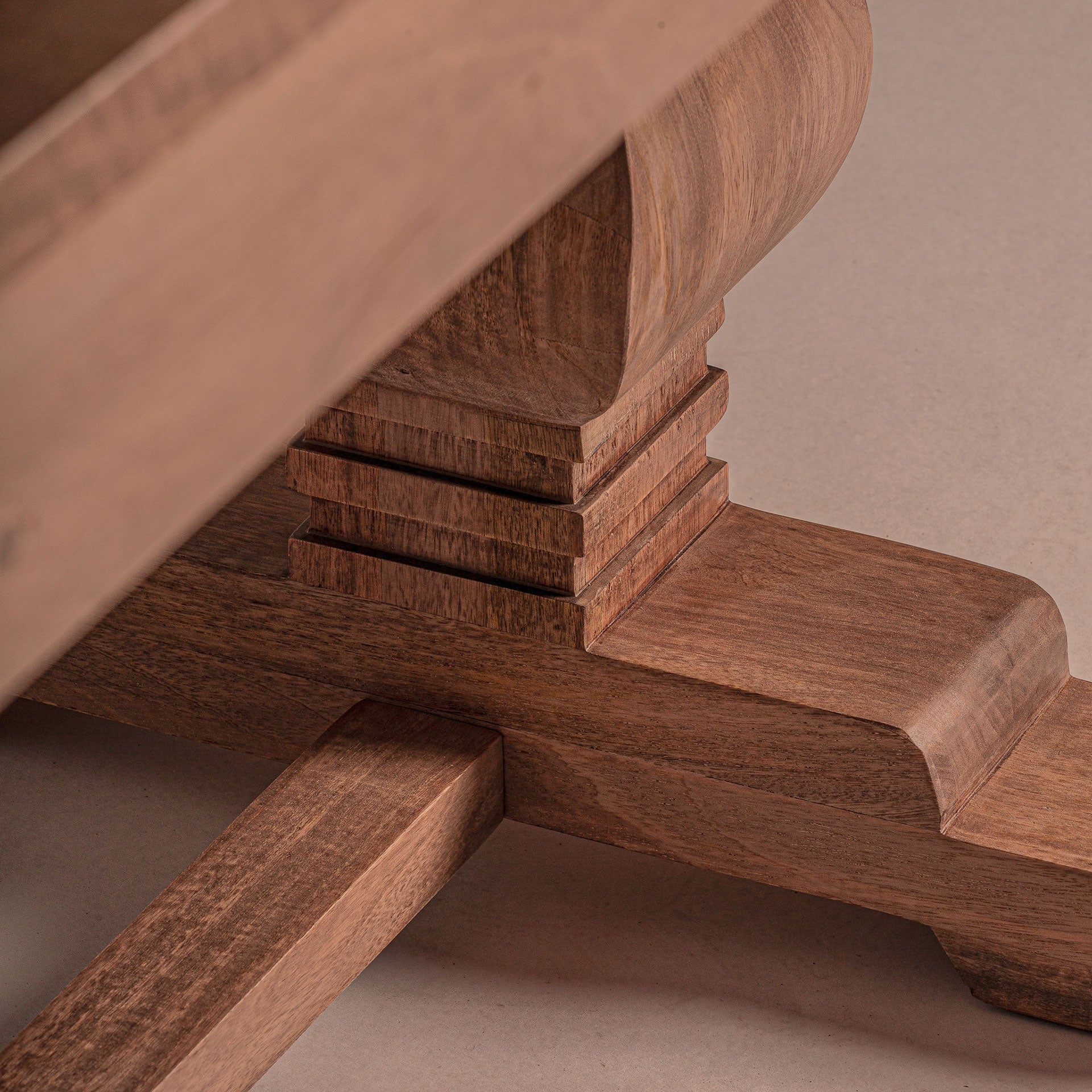 Detalle de las patas torneadas de la mesa de comedor Brandet en estilo clásico contemporáneo