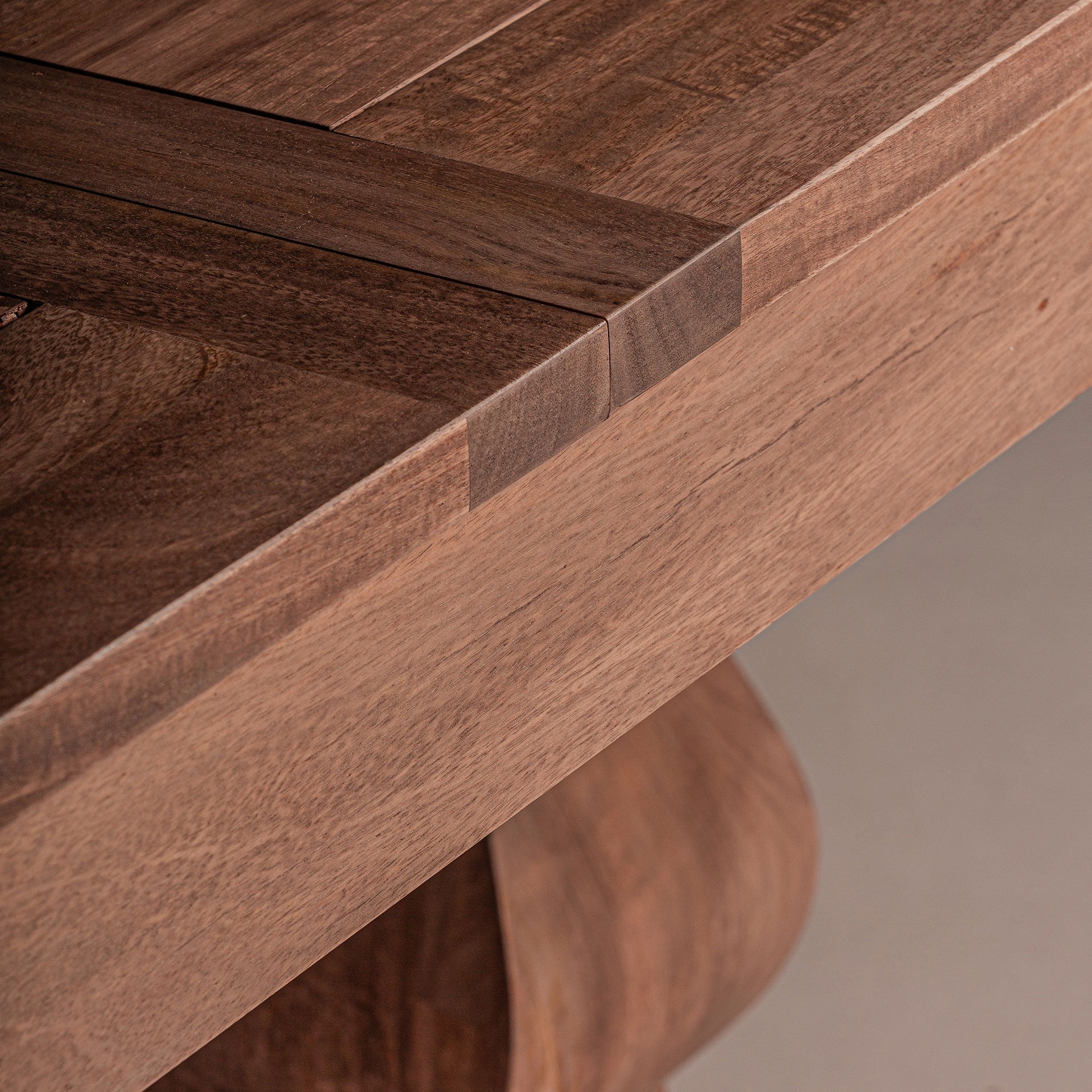 Zoom lateral del diseño robusto y elegante de la mesa Brandet, ideal para comedores con carácter