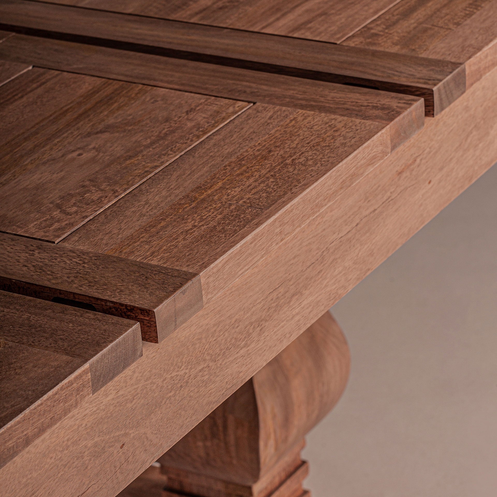 Acabado texturizado del sobre de madera de la mesa Brandet, con terminación natural sofisticada