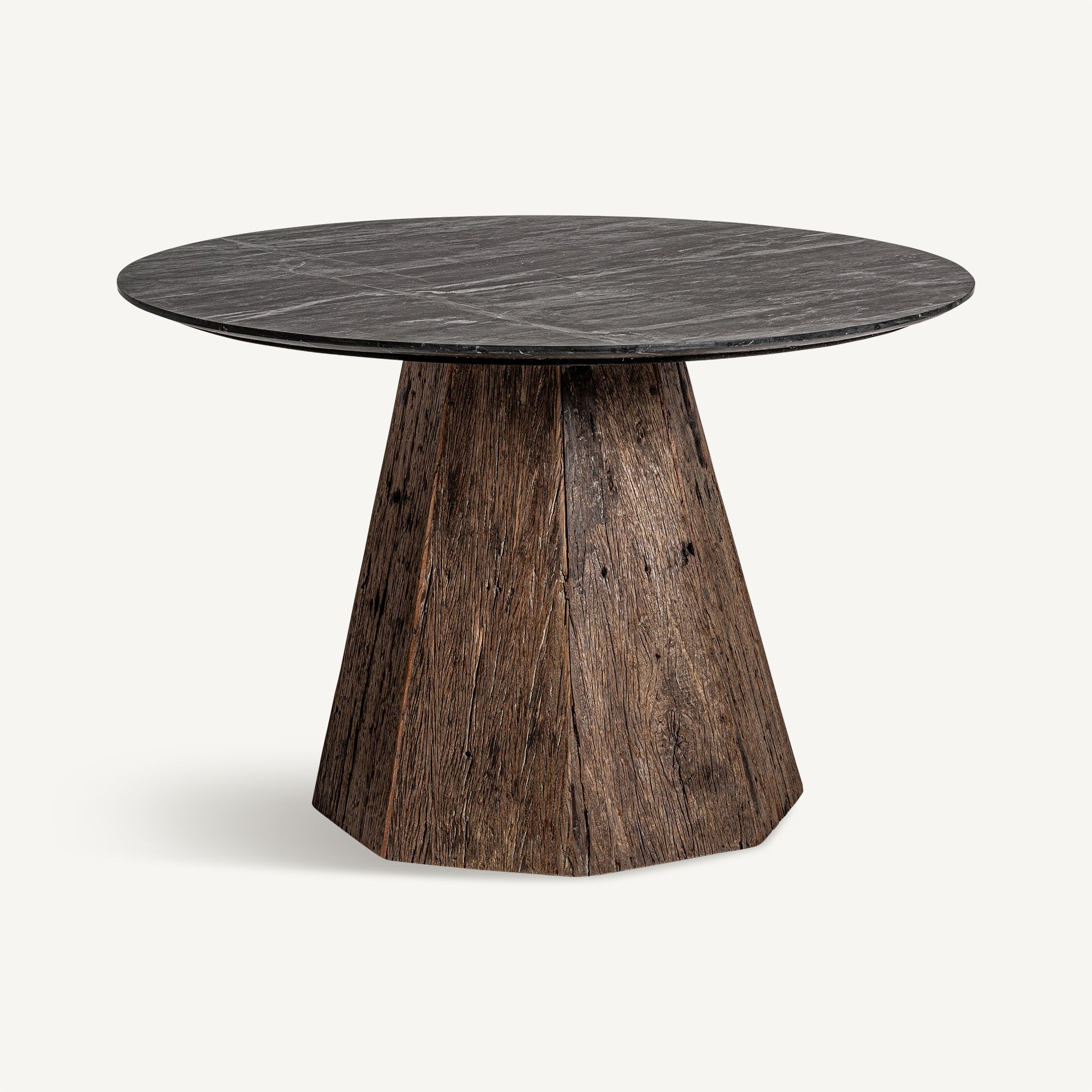 Mesa comedor redonda con base escultórica en madera y sobre oscuro veteado – vista en ángulo