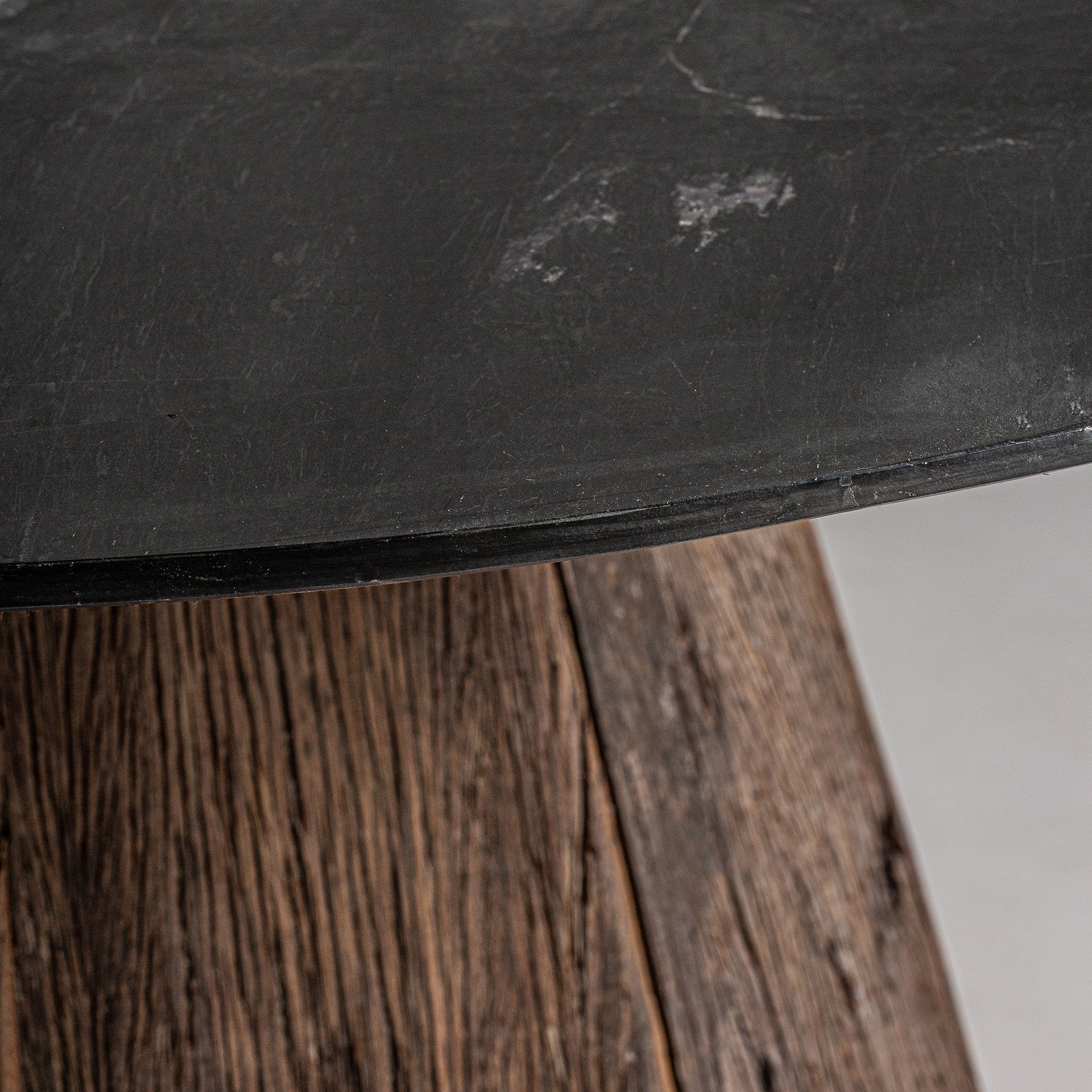 Detalle del sobre negro veteado de la mesa WALDING, textura elegante y artesanal