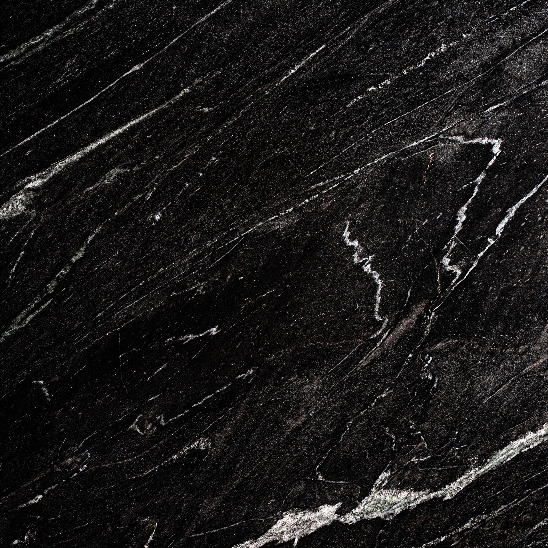 Sobre de piedra negra veteada, acabado artesanal de la mesa redonda WALDING