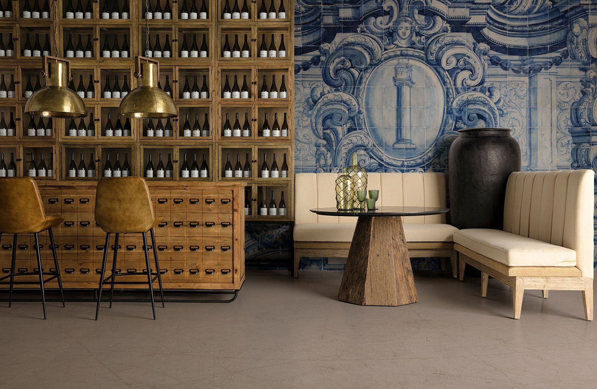 Mesa WALDING en ambiente cálido con bancos tapizados y decoración de inspiración mediterránea