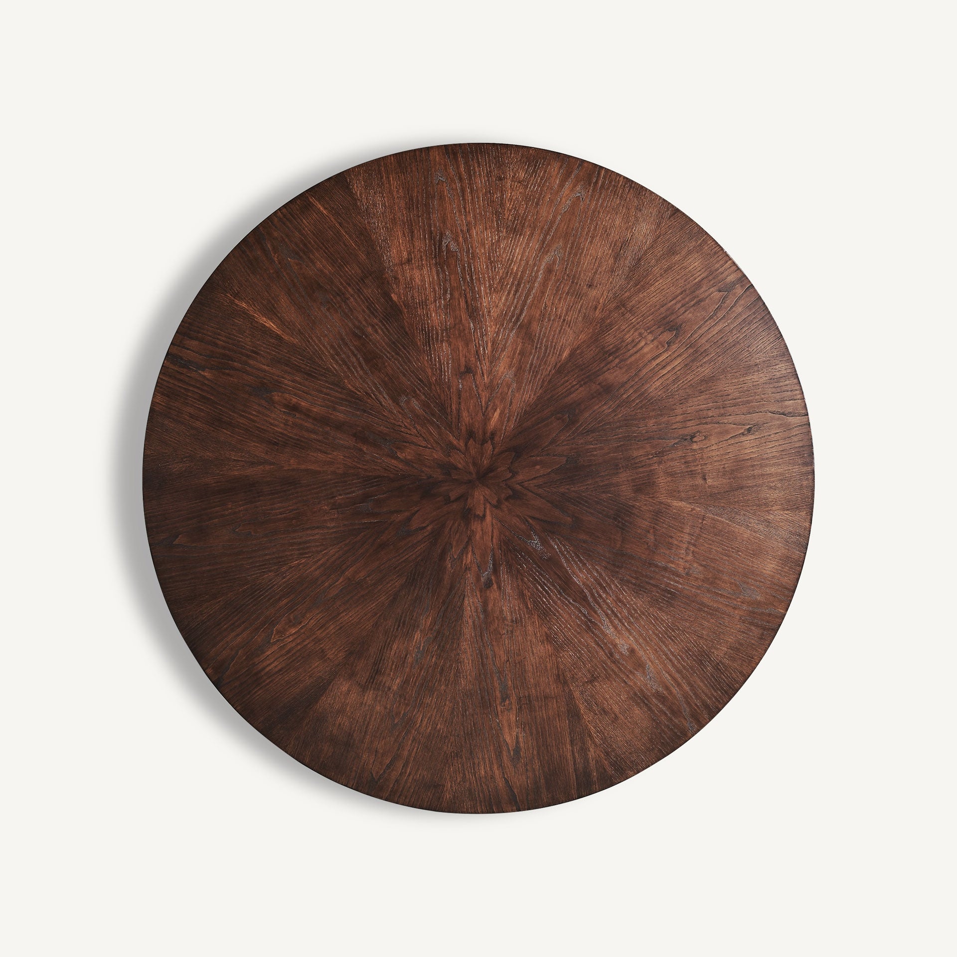 Vista aérea del sobre de madera oscura con diseño en espiga radial, mesa LEIRA