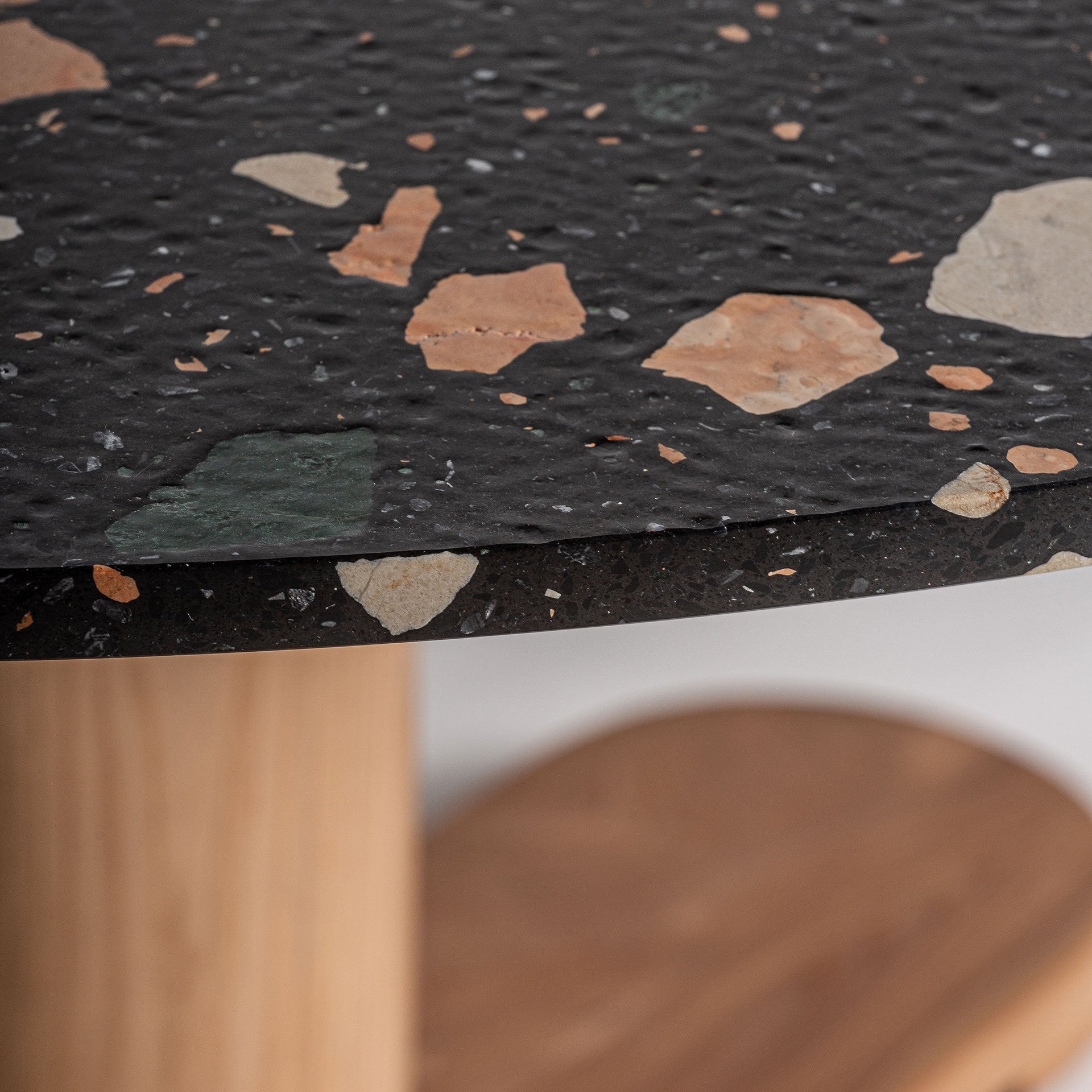 Detalle del sobre de terrazo negro con incrustaciones multicolor – estilo moderno y sofisticado