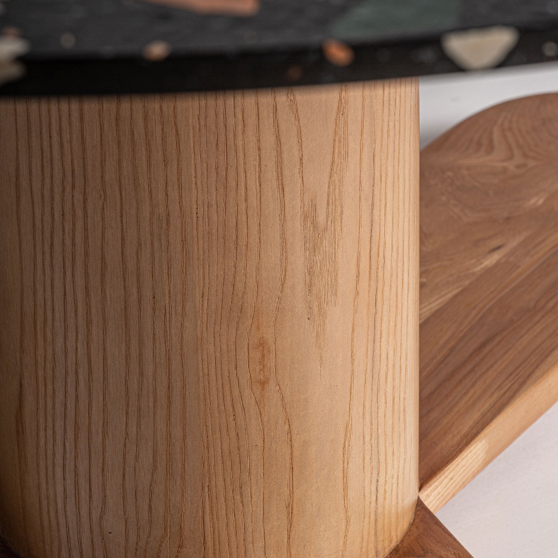 Detalle de la columna central en madera de pino natural – base robusta y elegante