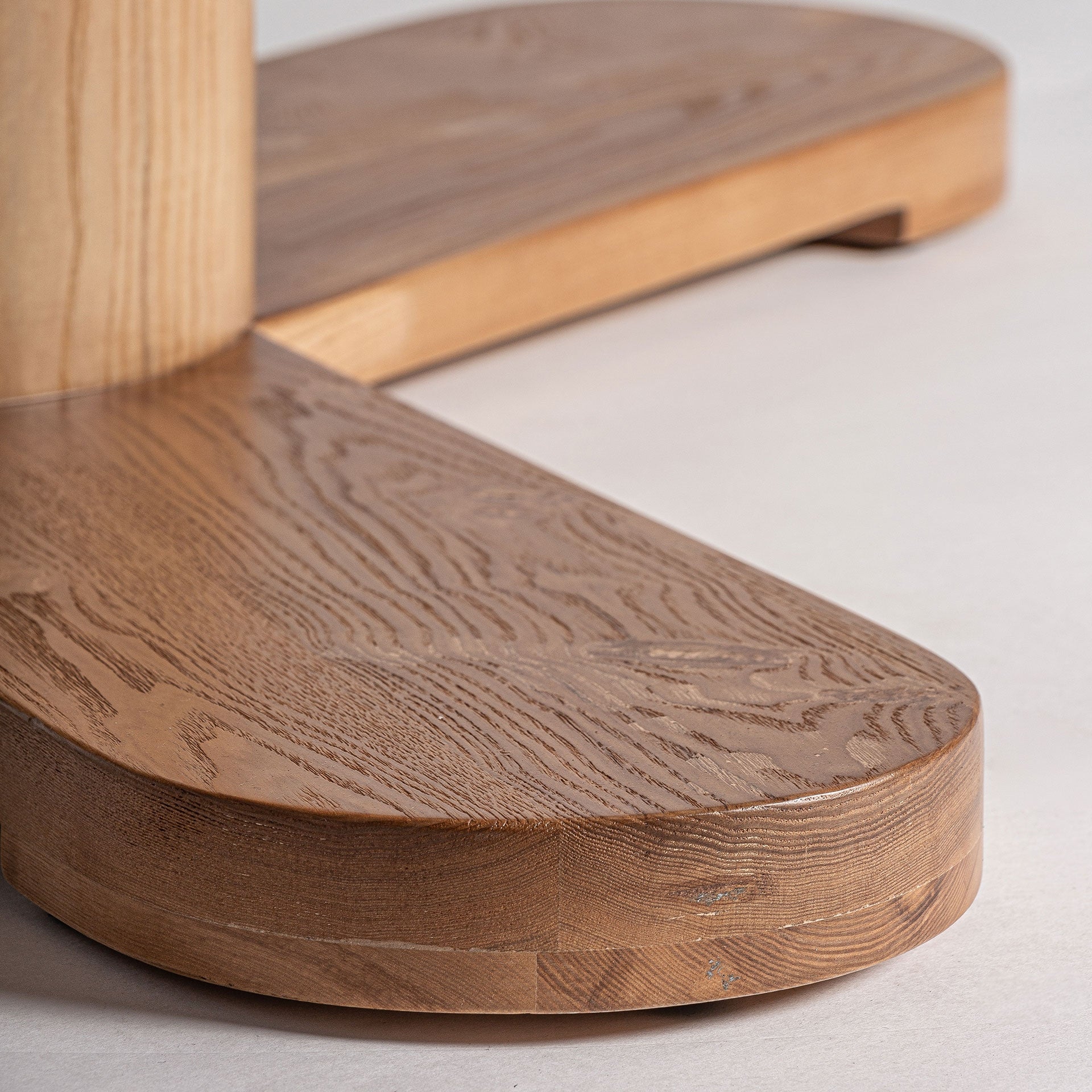 Base cruzada de madera de roble en acabado natural – estilo rústico contemporáneo
