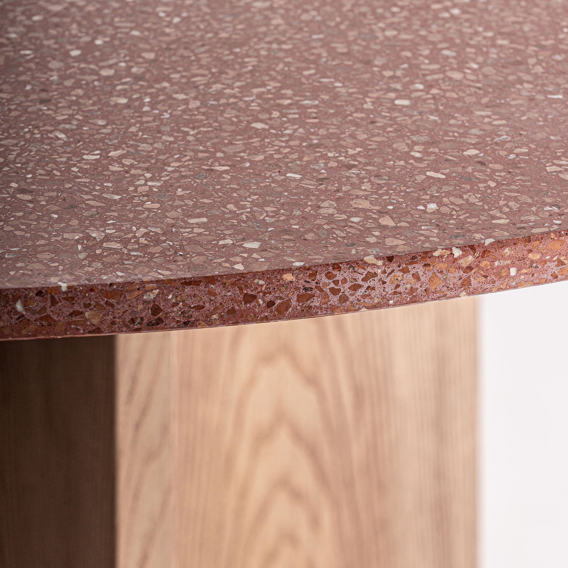 Primer plano del sobre en terrazo rojo con textura granulada, distintivo de la mesa comedor Alferce.