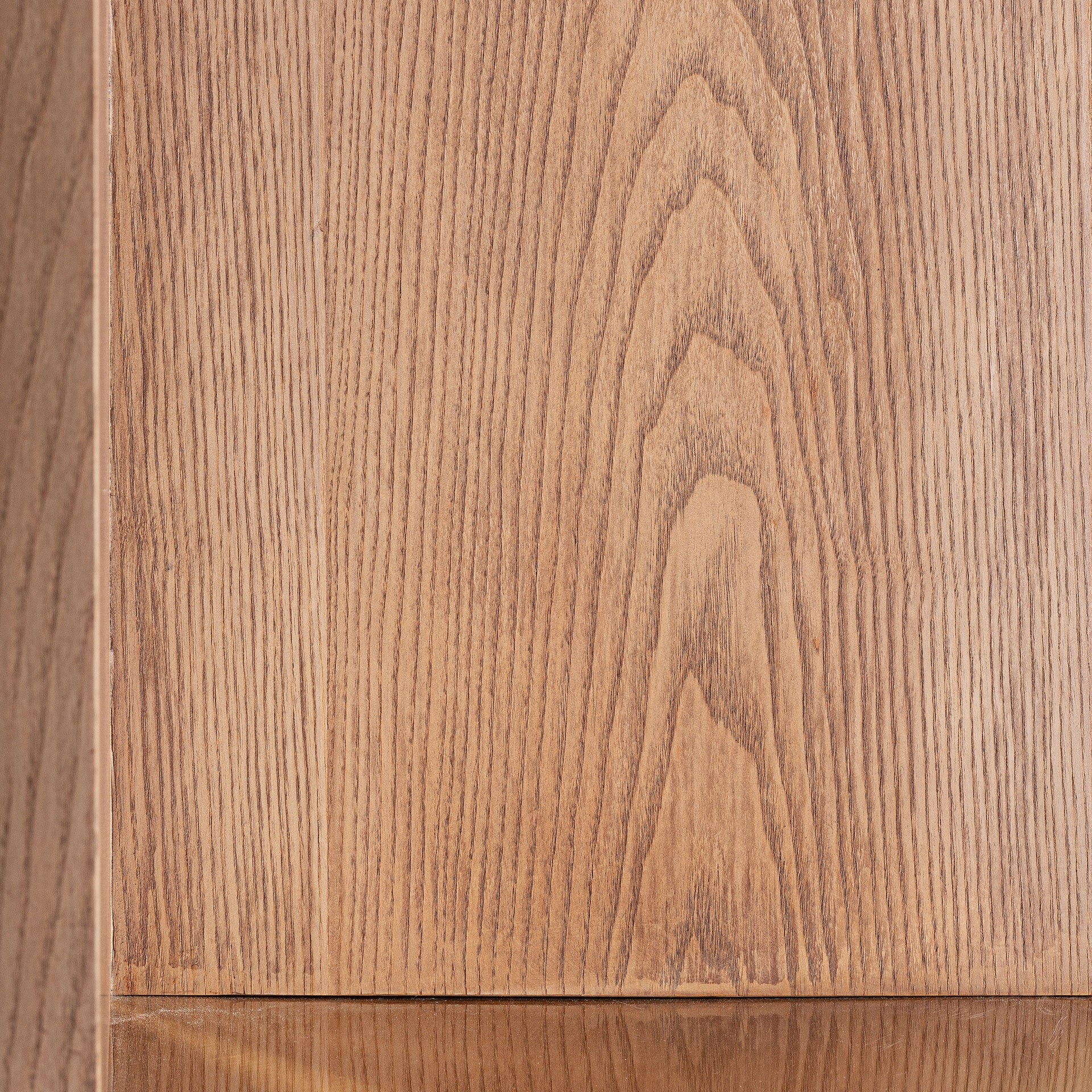Detalle de la veta de la madera de abeto natural, que aporta calidez y contraste al diseño de la mesa Alferce.