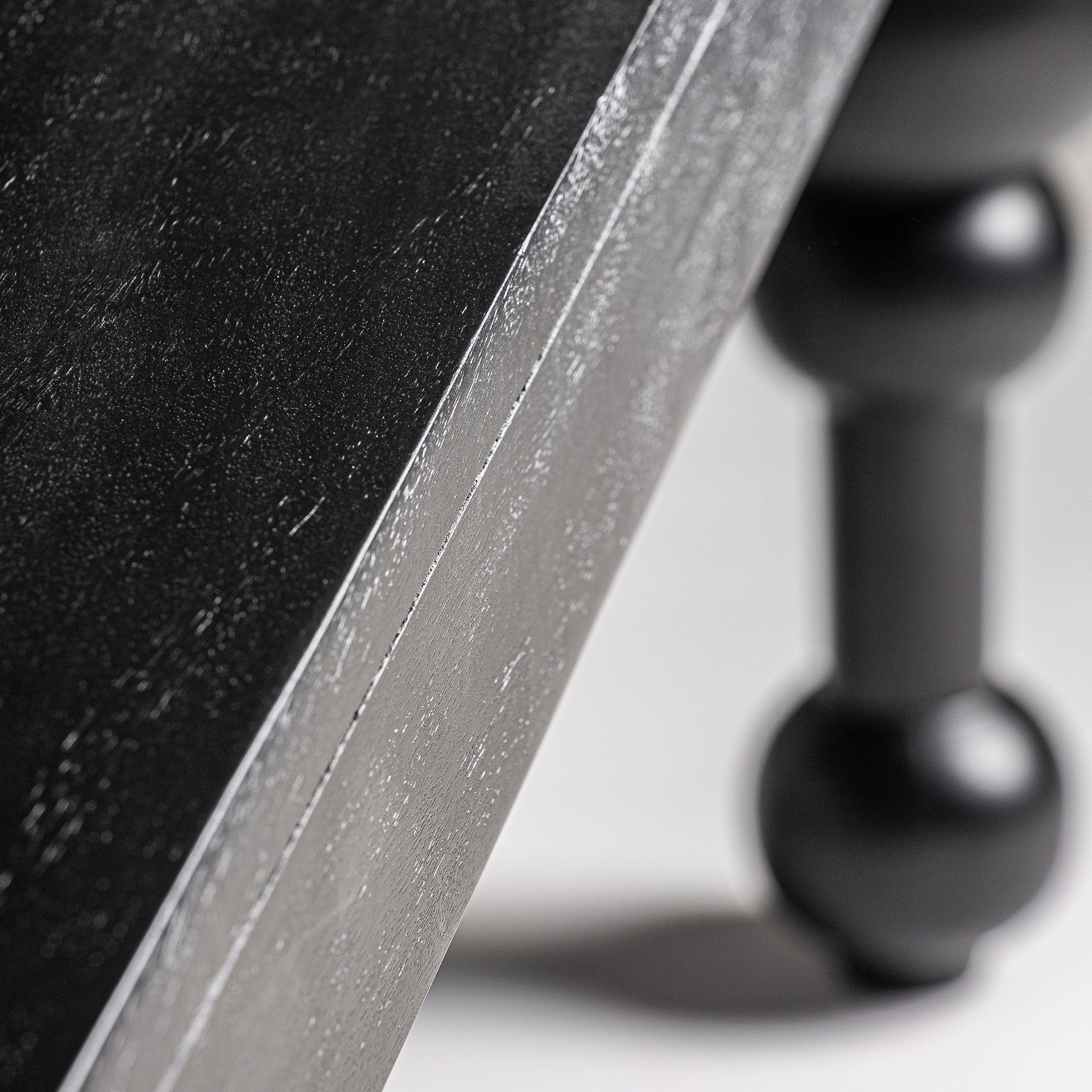 Detalle de la estructura inferior en acabado negro, superficie pulida y elegante