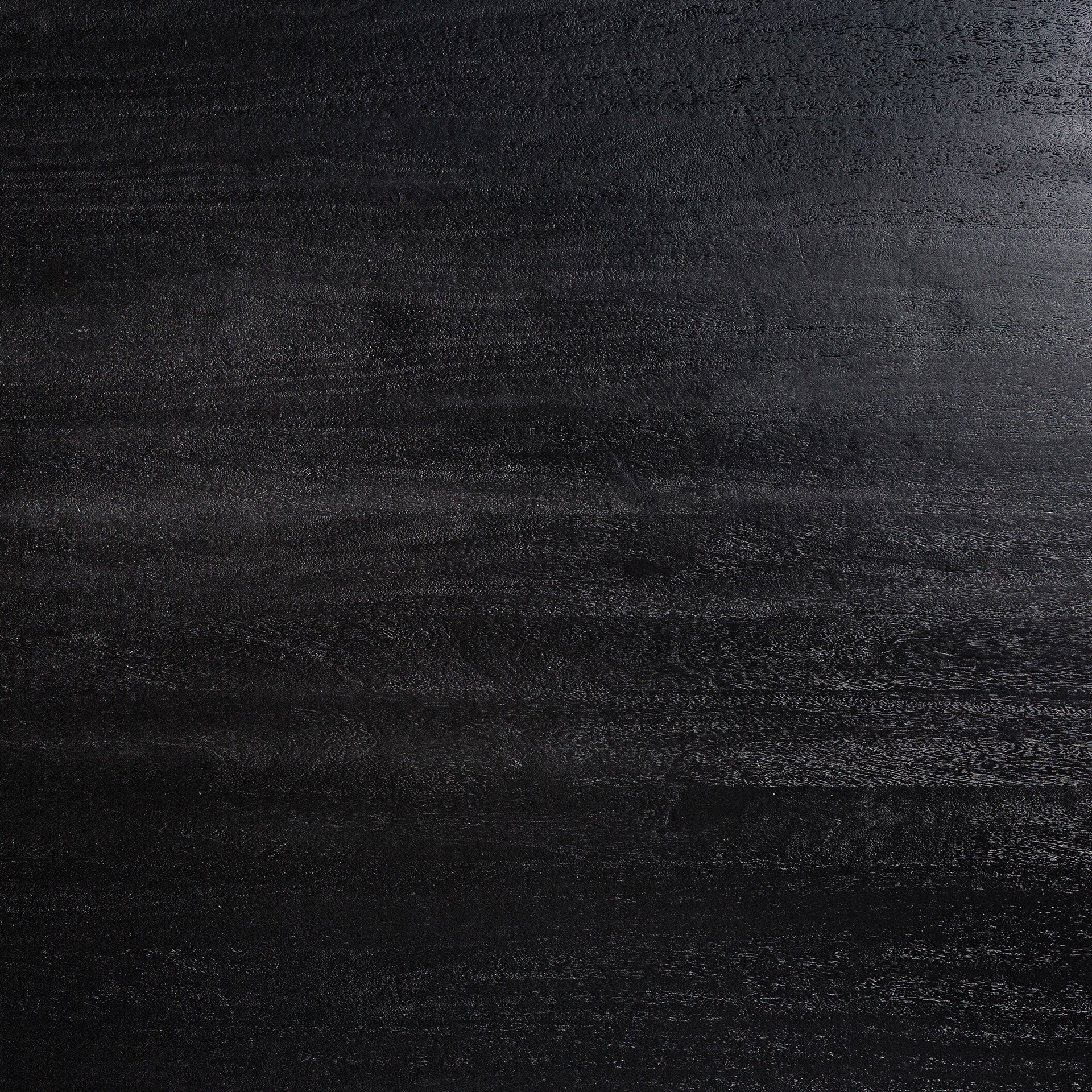 Textura de la superficie negra de la mesa ZENIVA, acabado satinado artesanal