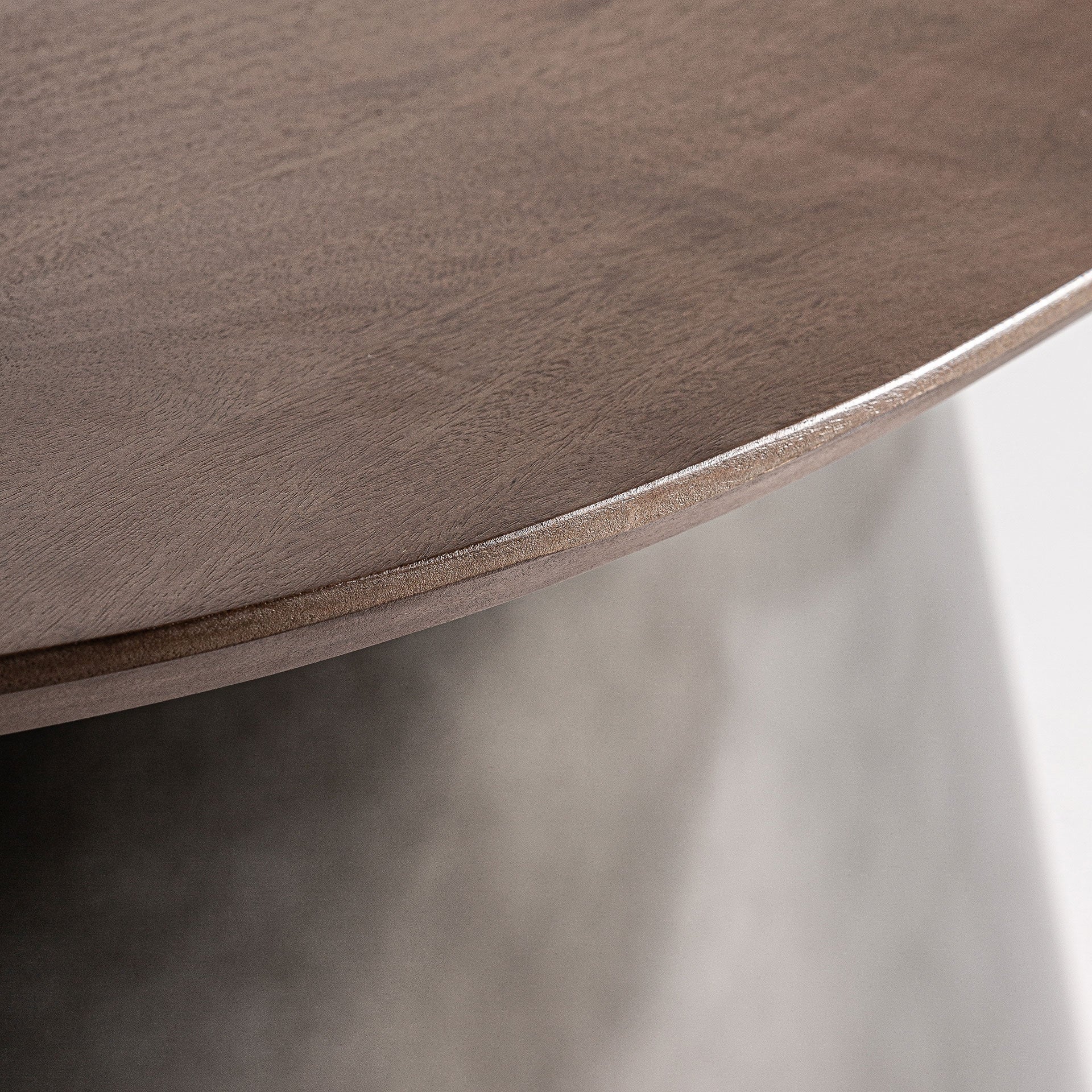 Detalle del frontal del aparador WARHEM con diseño acanalado vertical en madera marrón estilo contemporáneo VICAL