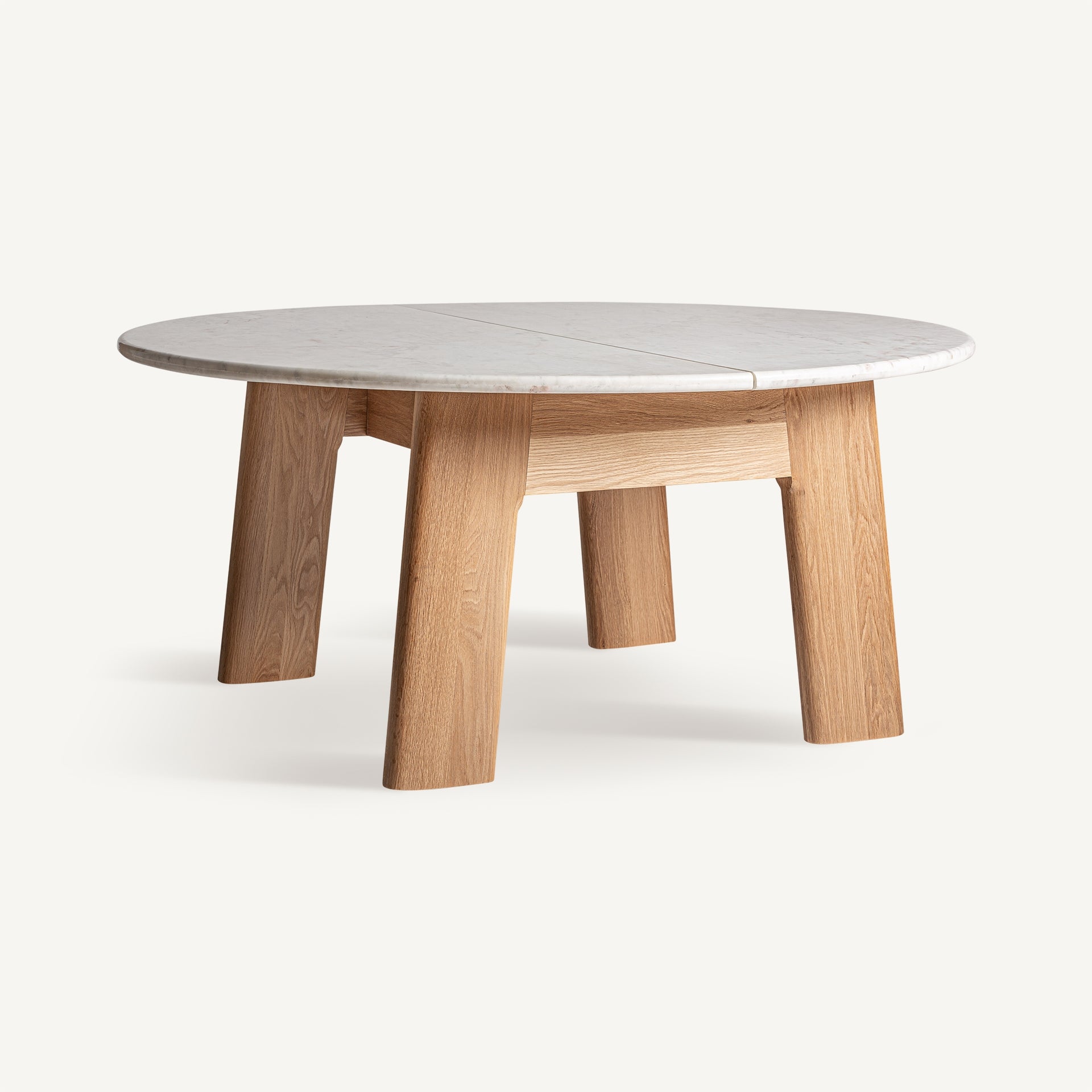 Vista lateral de la mesa NARA con estructura trapezoidal en madera y sobre porcelánico de bordes redondeados