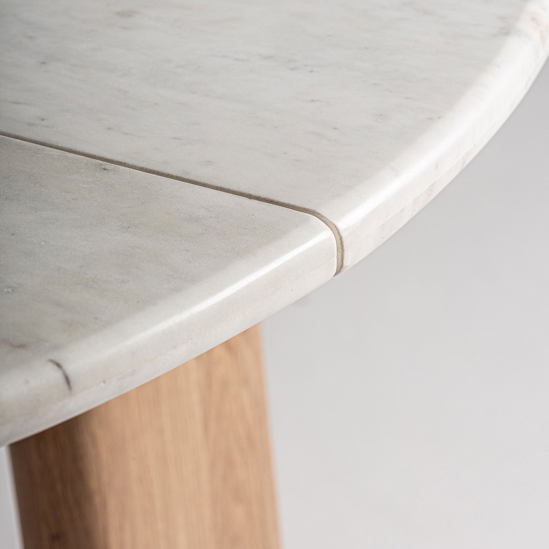 Detalle del sobre porcelánico blanco roto con vetas suaves, mesa NARA