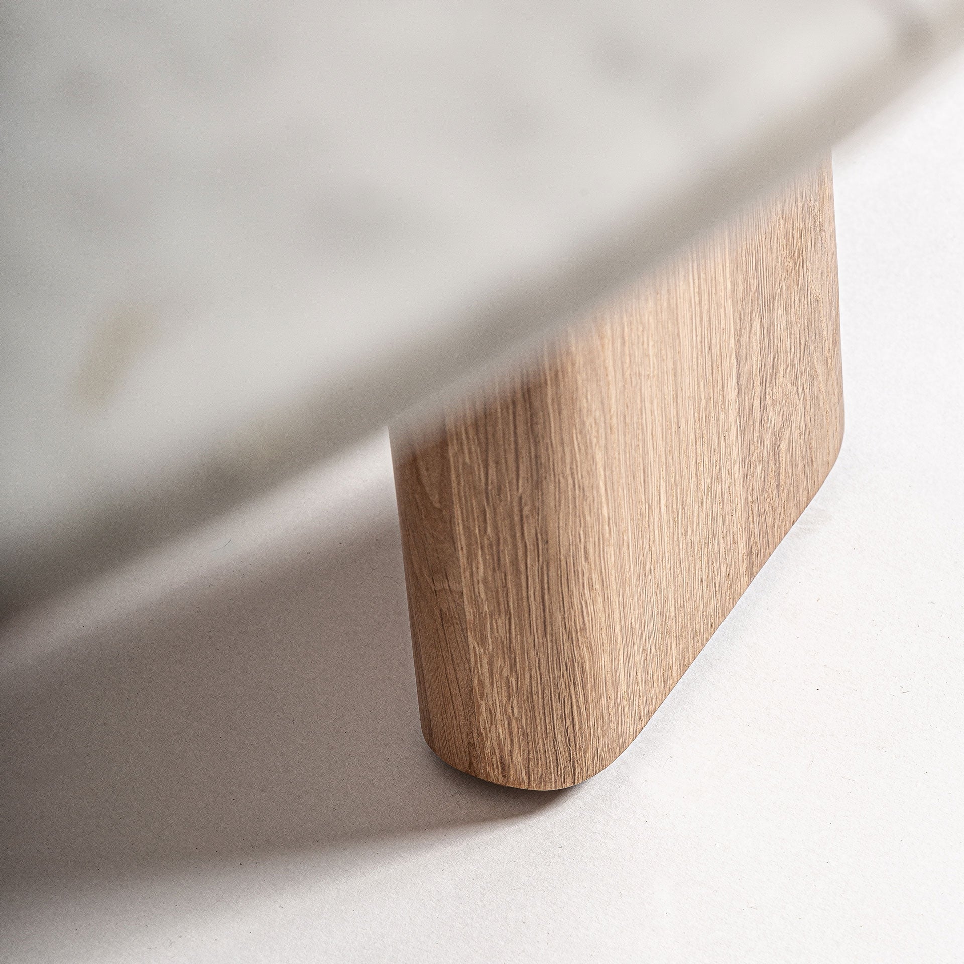 Estructura de madera vista desde abajo con refuerzos en cruz, diseño arquitectónico de la mesa NARA