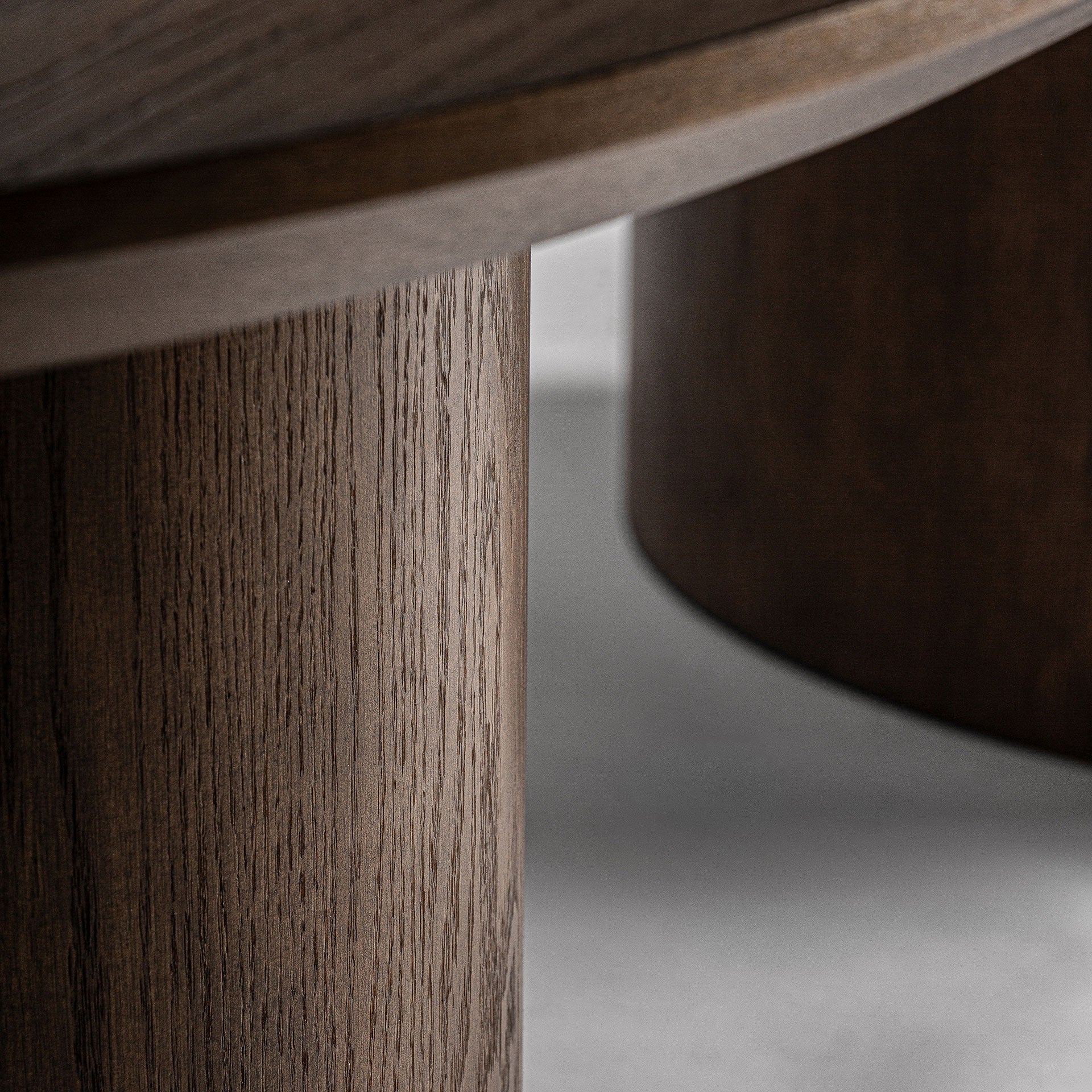 Ambiente con mesa TREIGNAC combinada con sillas modernas en comedor contemporáneo
