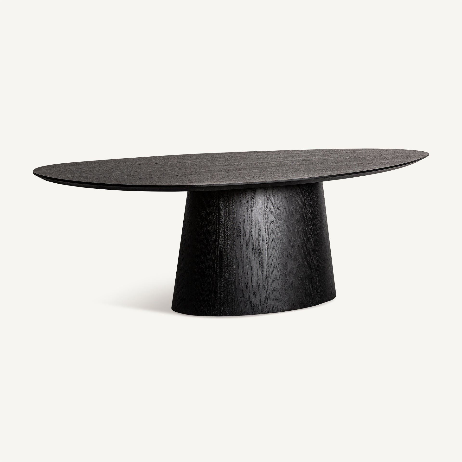 Vista diagonal de la mesa Weggis ovalada en madera oscura, estilo moderno escultórico para comedor sofisticado