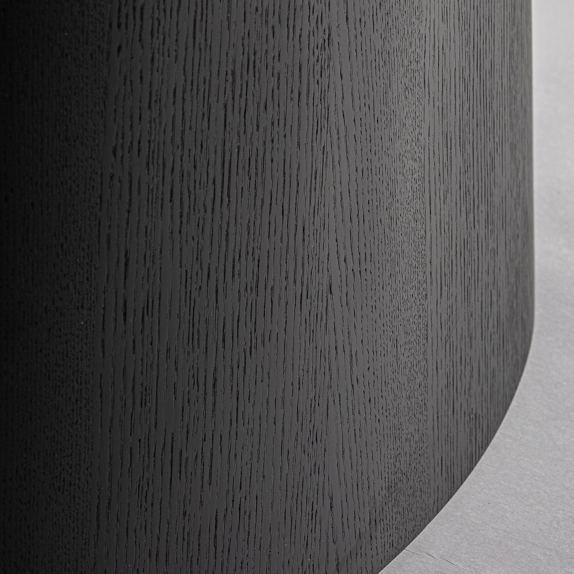 Detalle del pie cónico de la mesa Weggis en madera negra con veta visible, diseño elegante contemporáneo, VICAL