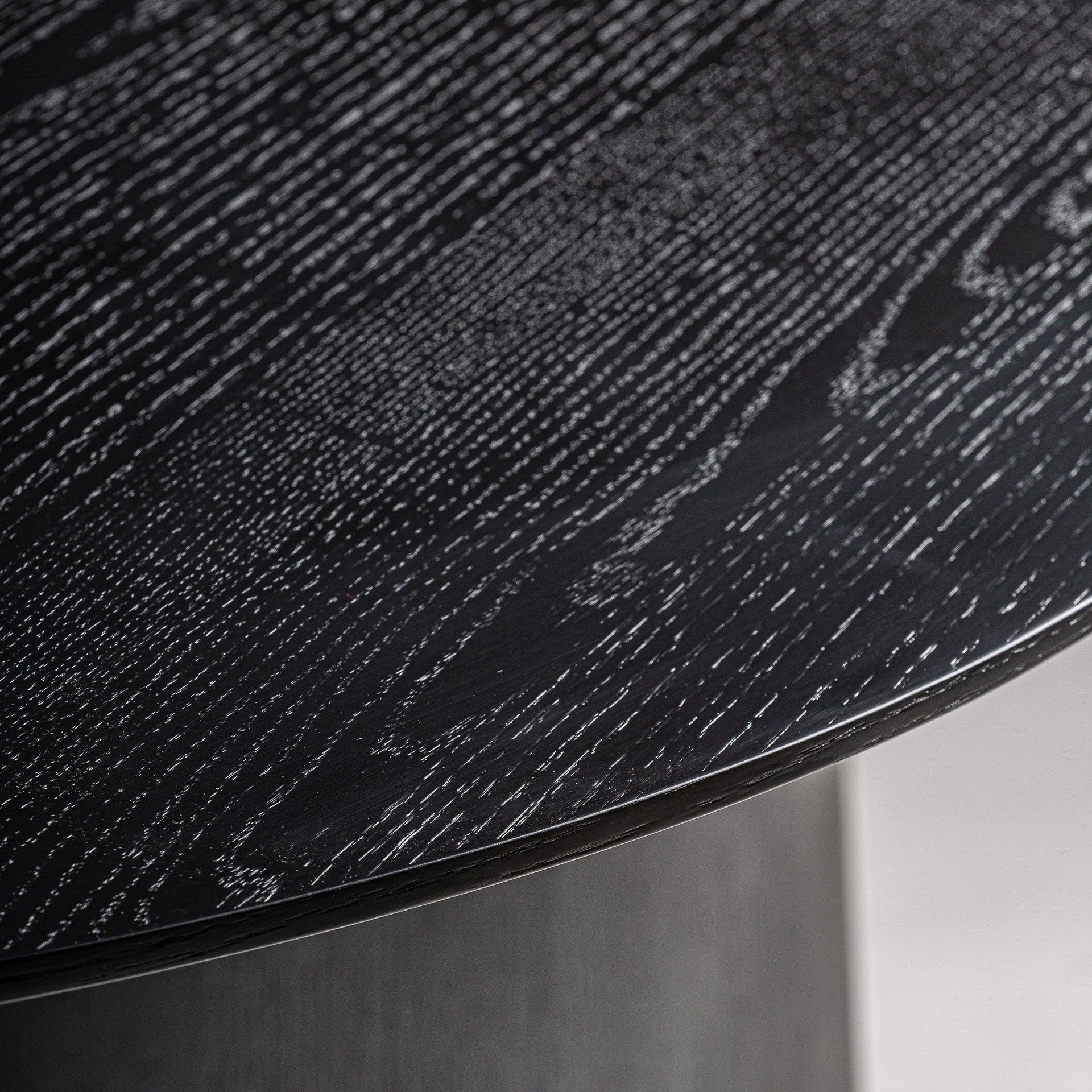 Detalle del sobre de madera oscura de la mesa Weggis con vetas naturales, estilo moderno atemporal
