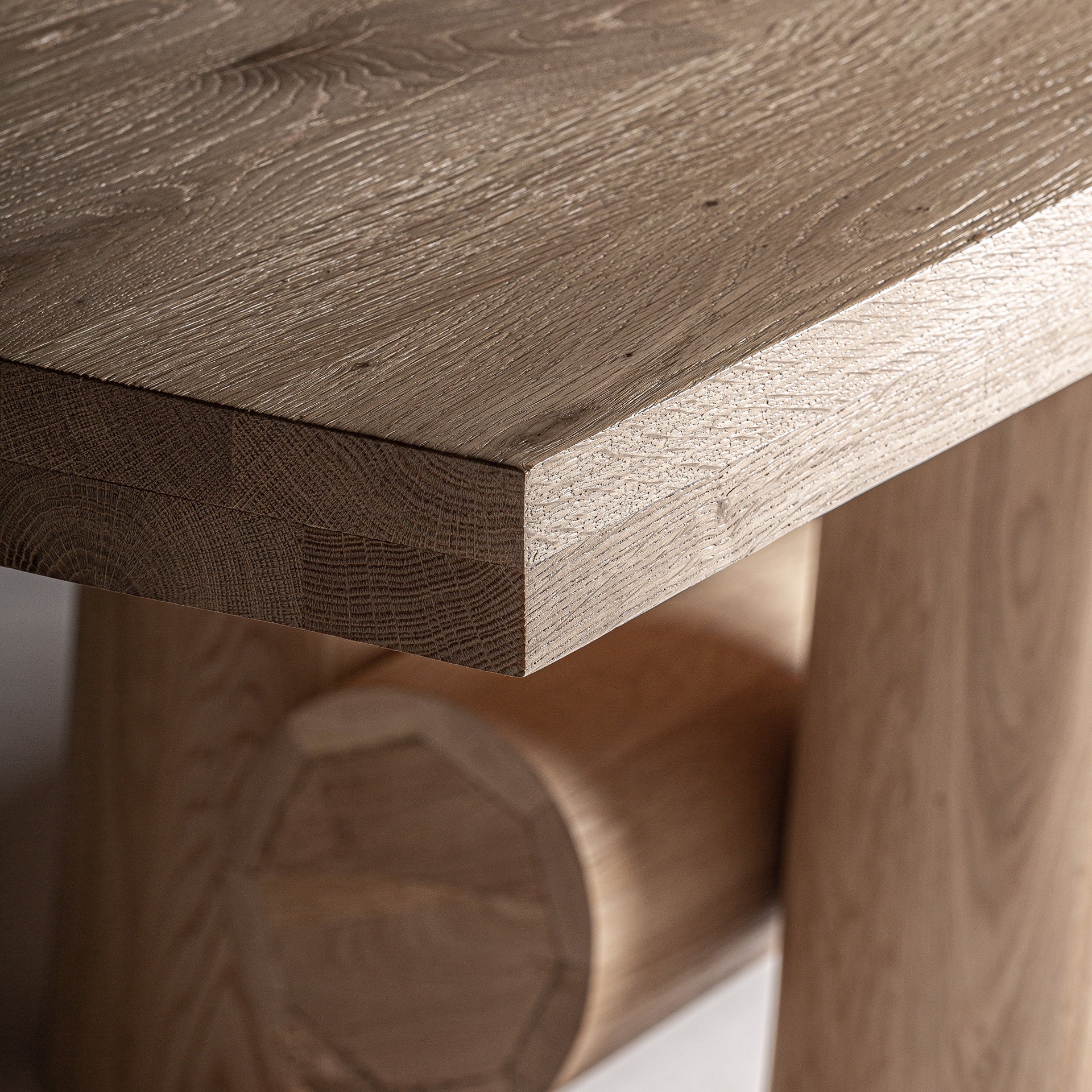 Mesa de comedor SULLY en porcelánico blanco con patas doradas de metal, estilo glam. Imagen 3 para interiorismo boutique de VICAL.