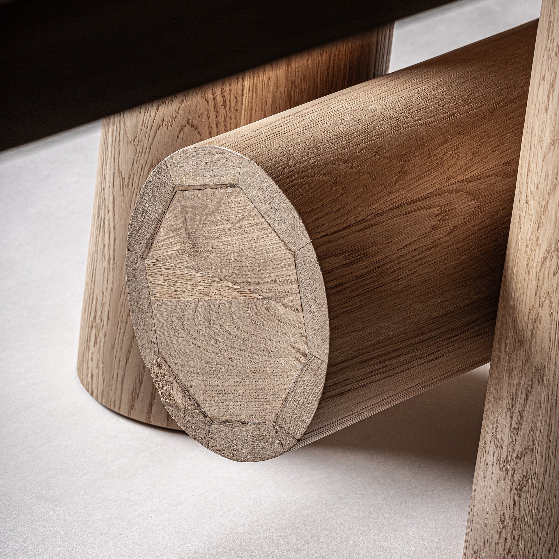 Mesa de comedor SULLY en porcelánico blanco con patas doradas de metal, estilo glam. Imagen 5 para interiorismo boutique de VICAL.
