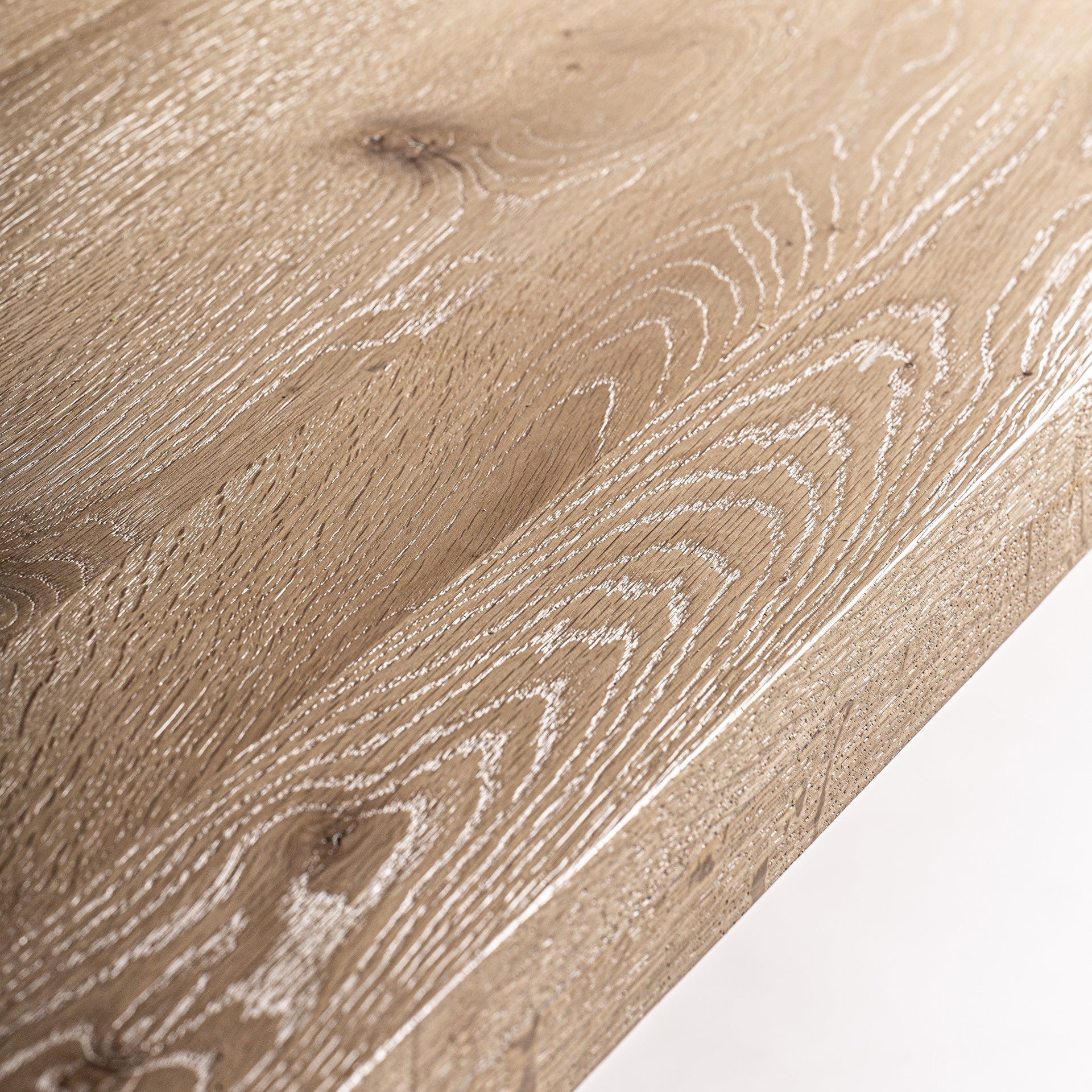 Mesa de comedor SULLY en porcelánico blanco con patas doradas de metal, estilo glam. Imagen 8 para interiorismo boutique de VICAL.