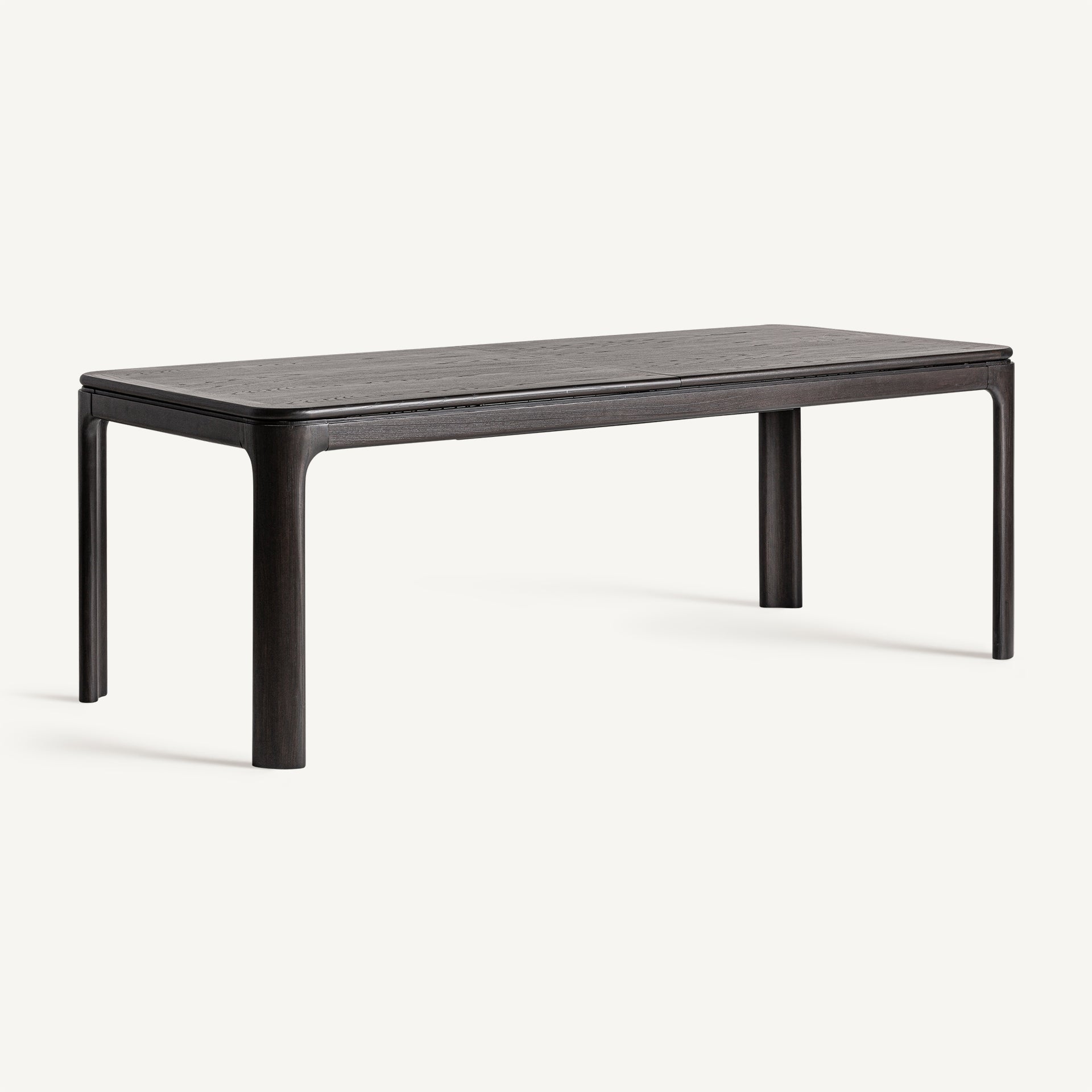 Vista en ángulo de la mesa extensible, diseño contemporáneo en madera oscura