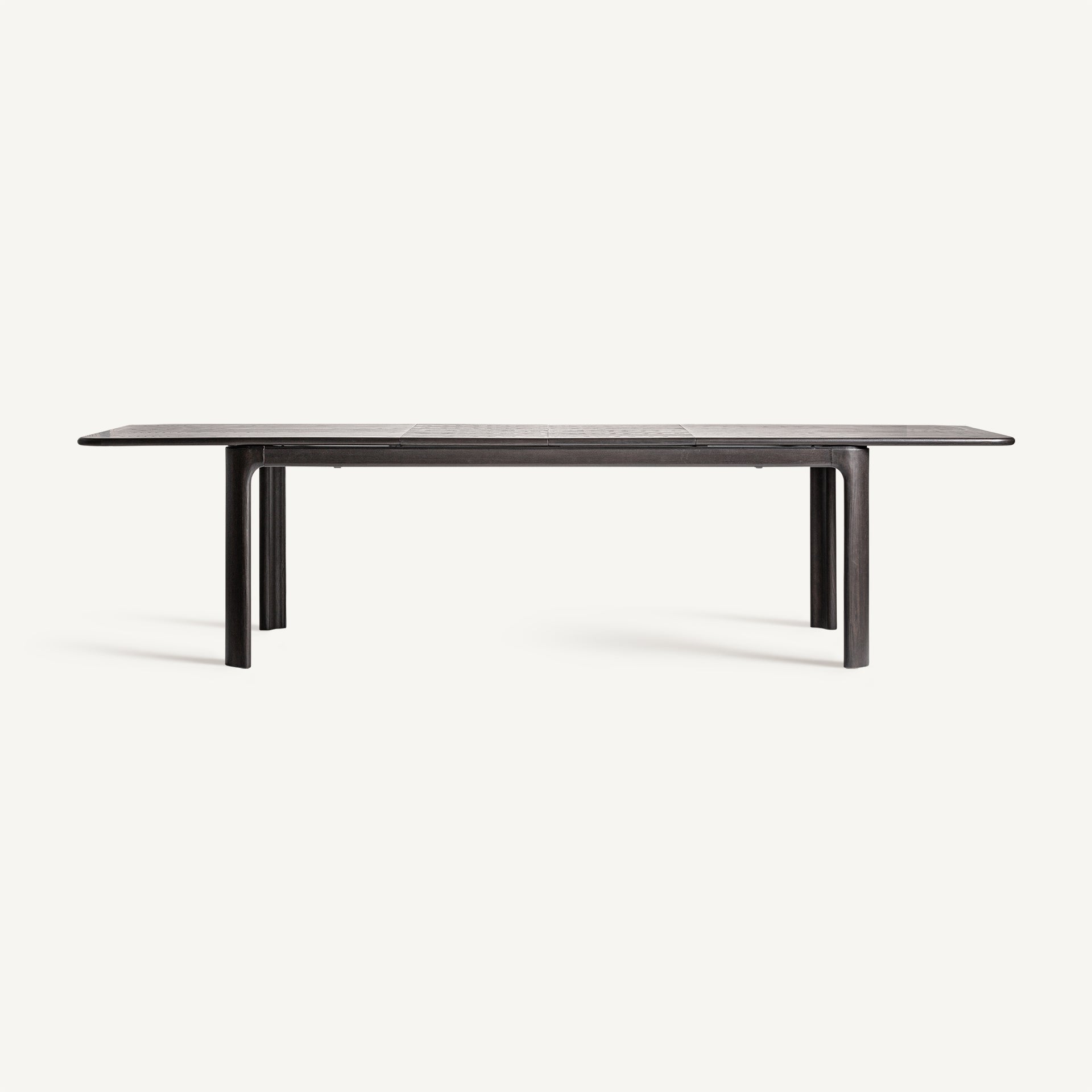 Mesa de comedor de líneas redondeadas en madera negra, ideal para ambientes contemporáneos