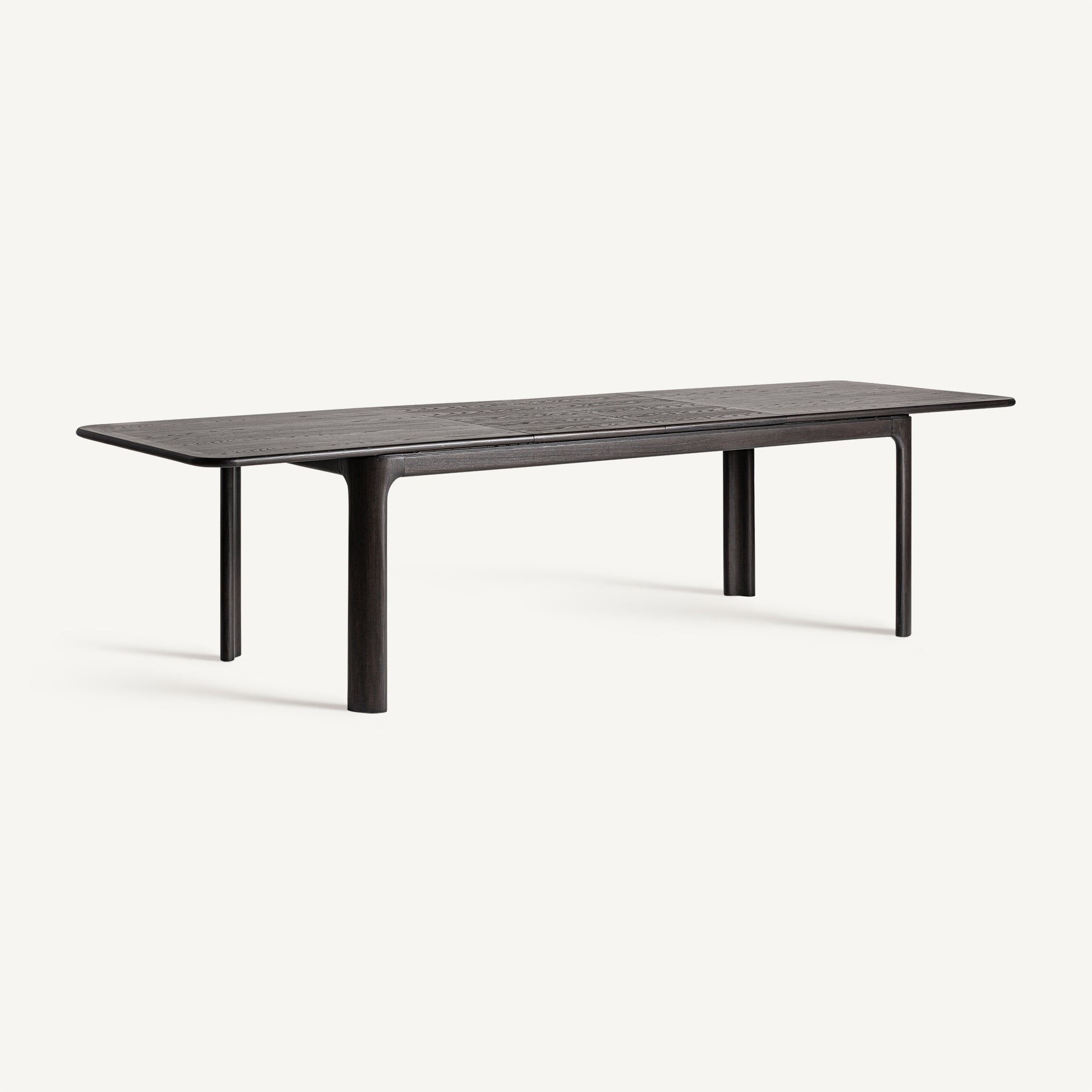 Mesa abierta con extensible desplegado, madera en tono ébano con acabado satinado