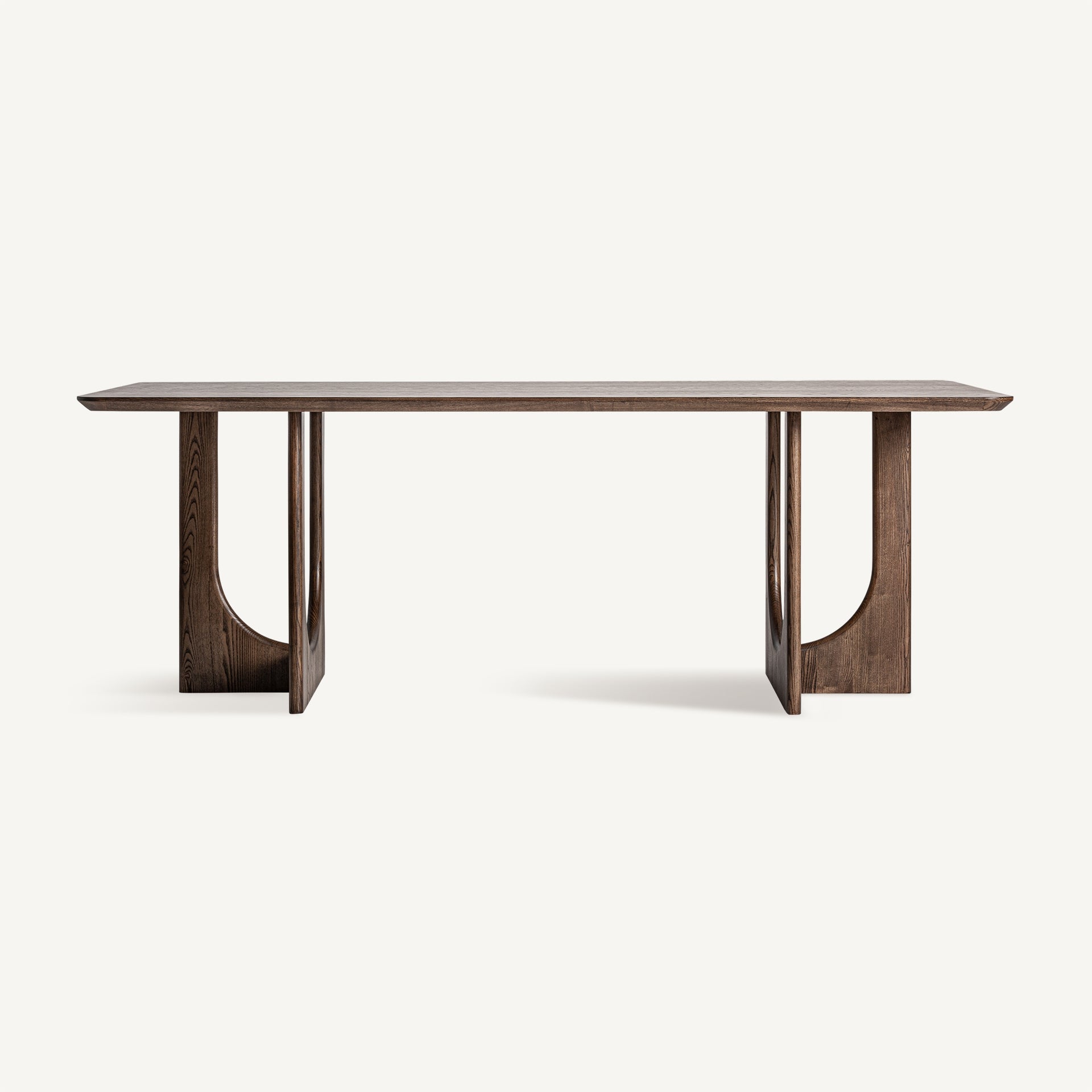 Vista frontal del aparador Lennik de madera natural, diseño escandinavo elegante - boutique interiorismo VICAL