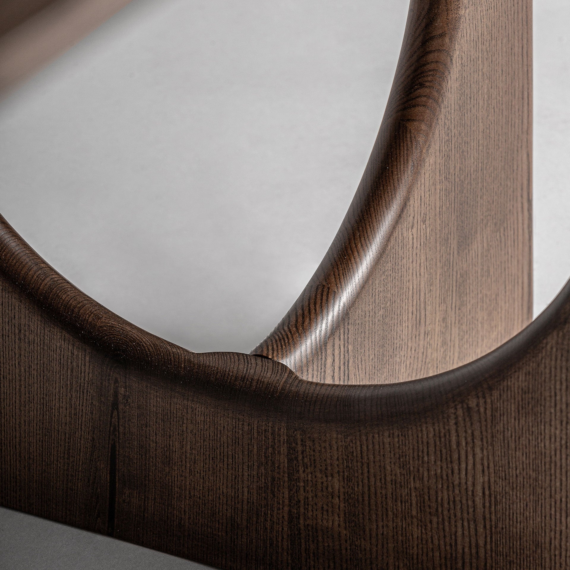 Vista en perspectiva del aparador Lennik mostrando su estructura robusta y elegante