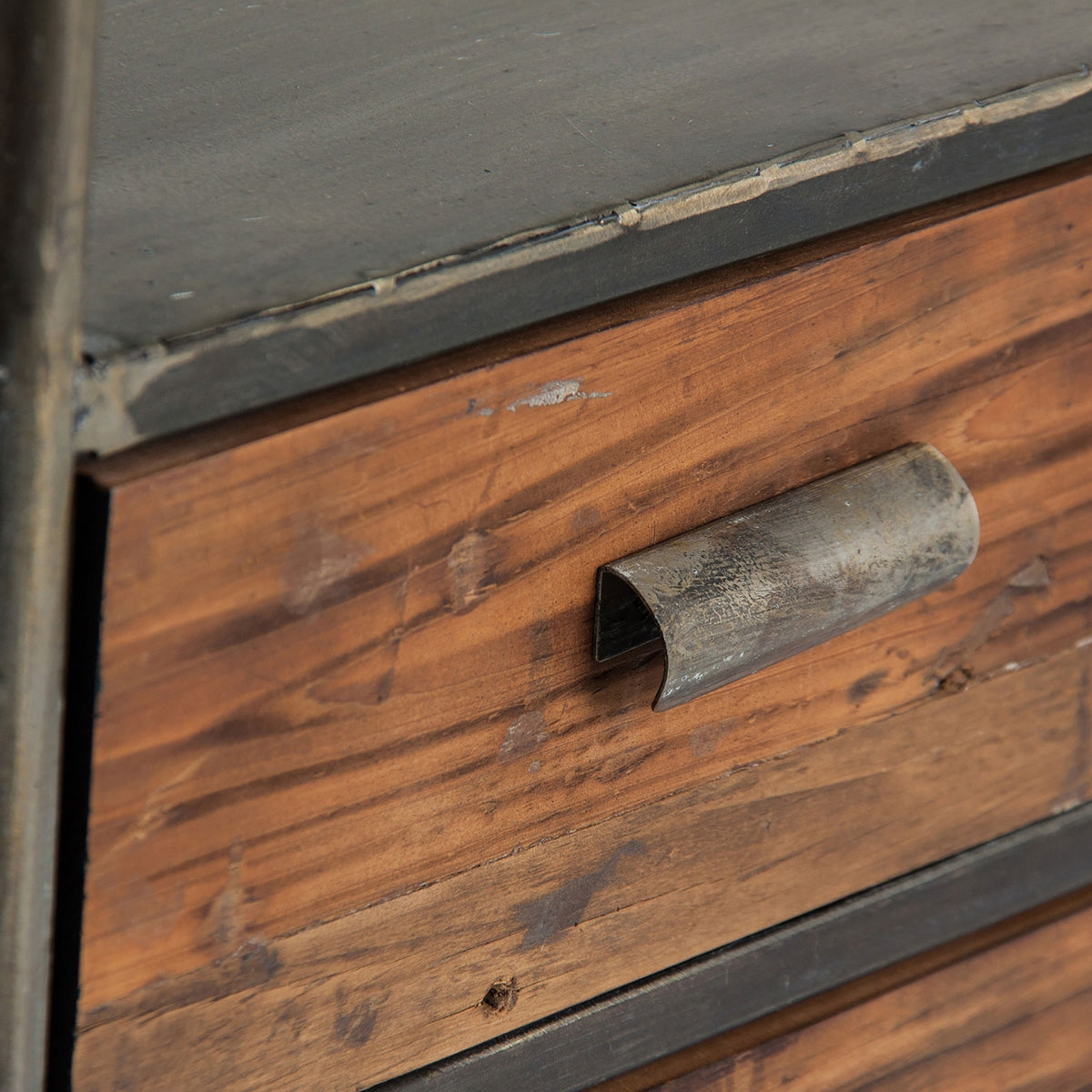 Detalle de los cajones del escritorio Blesa en madera natural con tiradores metálicos.