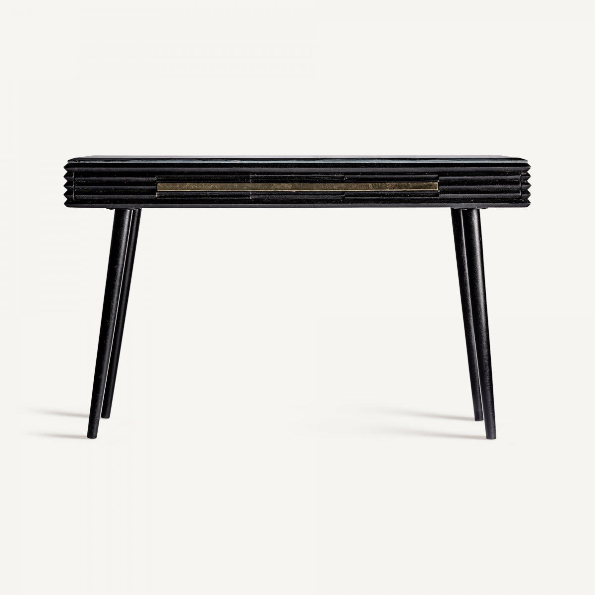 Vista frontal del escritorio artesanal en madera negra con diseño plisado.