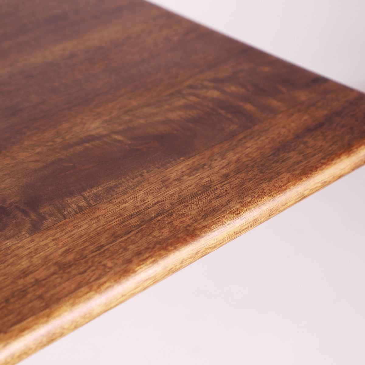 Detalle de la textura de la madera caoba del escritorio Baud, acabado cálido.