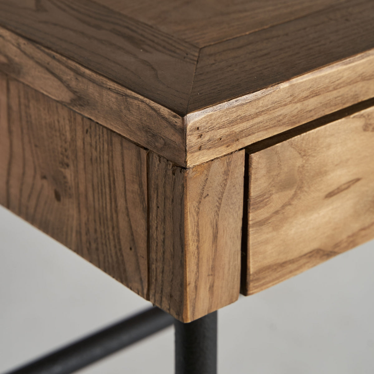 Detalle de la esquina en madera de olmo del escritorio Nuapa, acabado natural y cálido.