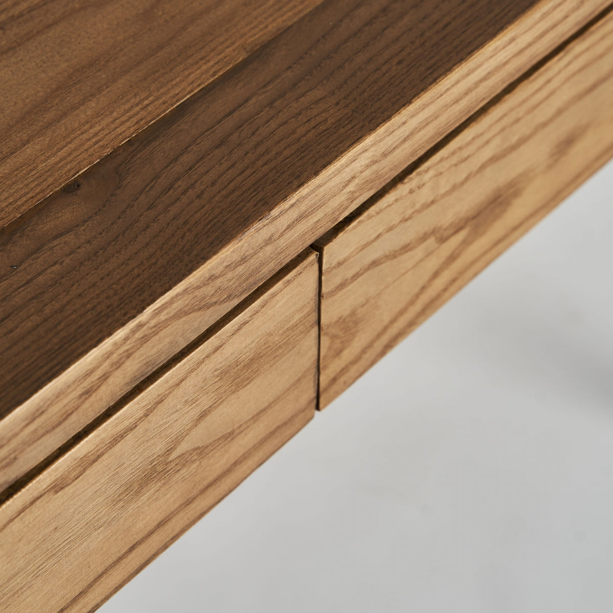 Superficie en madera natural con vetas visibles del escritorio Nuapa, estilo elegante y sobrio.