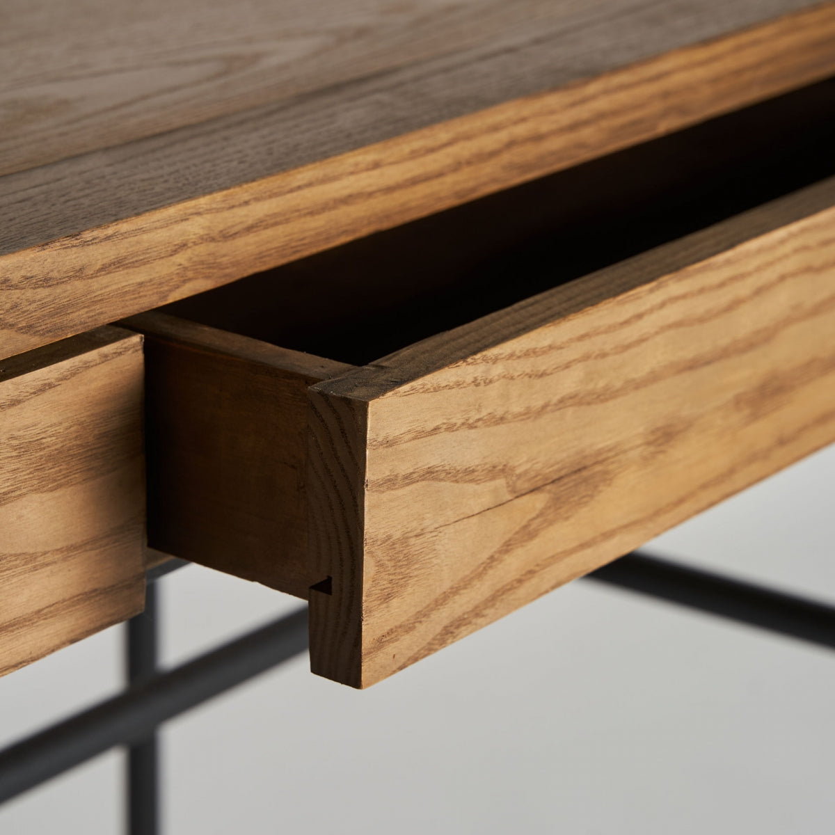 Interior de cajón del escritorio Nuapa, espacio de almacenaje práctico para home office moderno.