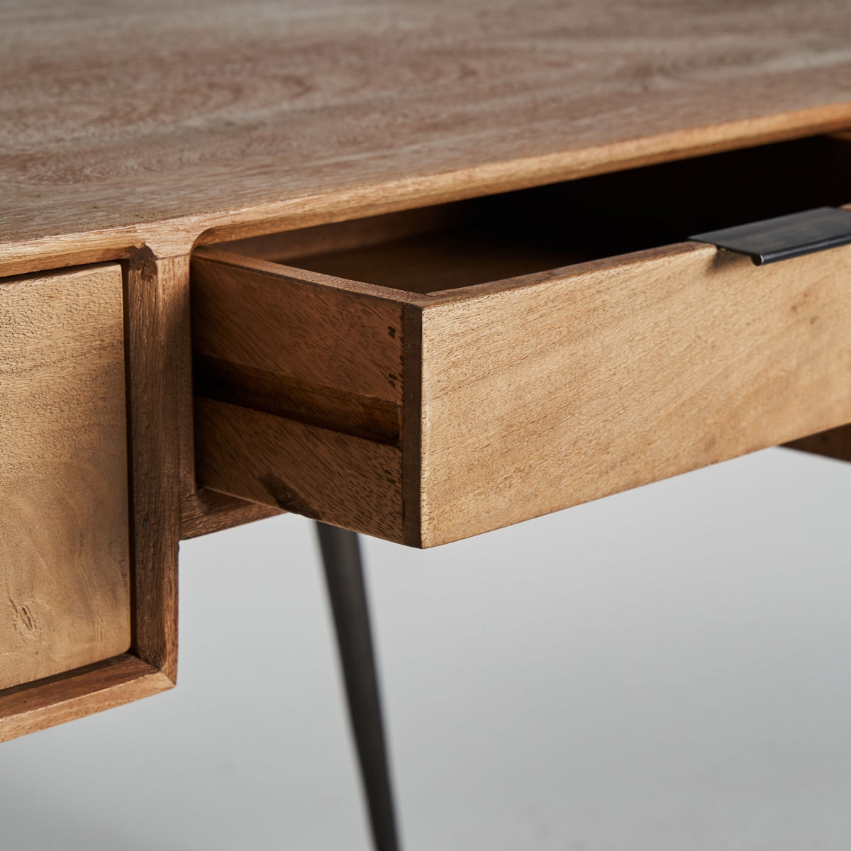 Escritorio estilo mid century en madera y hierro negro, diseño elegante de VICAL Home
