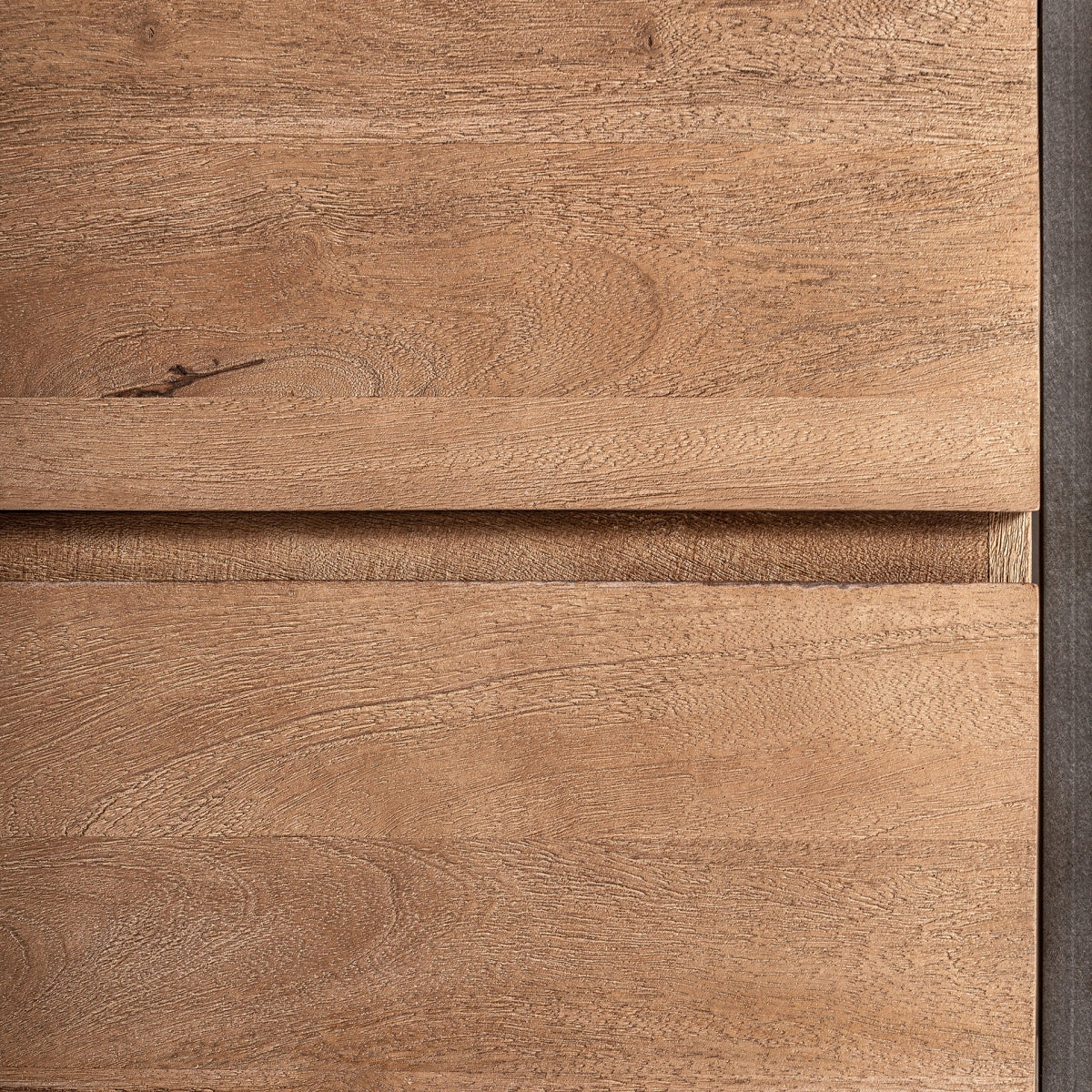 Detalle de la superficie del escritorio Killeany, textura natural y acabado cálido