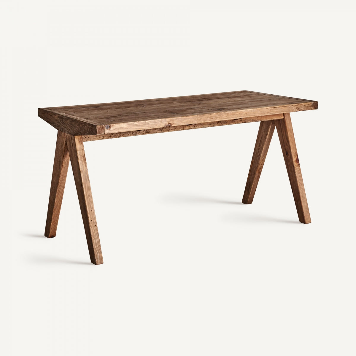 Escritorio en ángulo con estructura de pino natural, diseño contemporáneo para espacios de trabajo cálidos