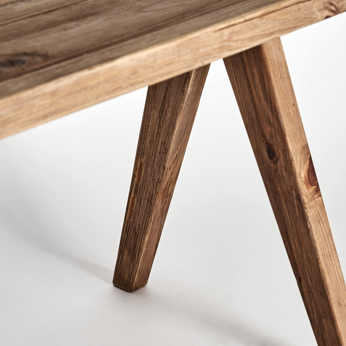 Patas inclinadas del escritorio Crissey, estructura firme de pino reciclado estilo moderno