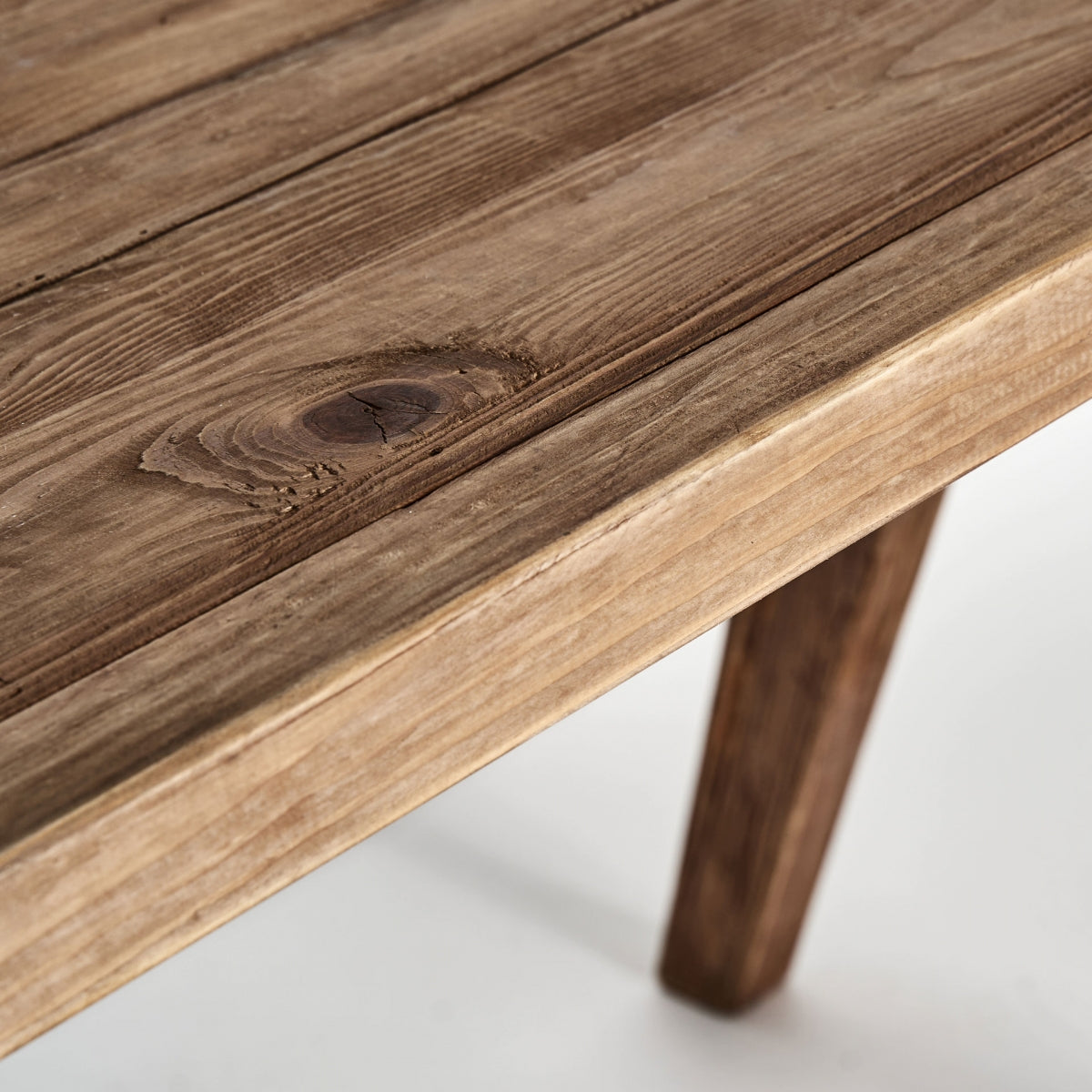 Superficie del escritorio con nudos y vetas naturales, madera envejecida con carácter