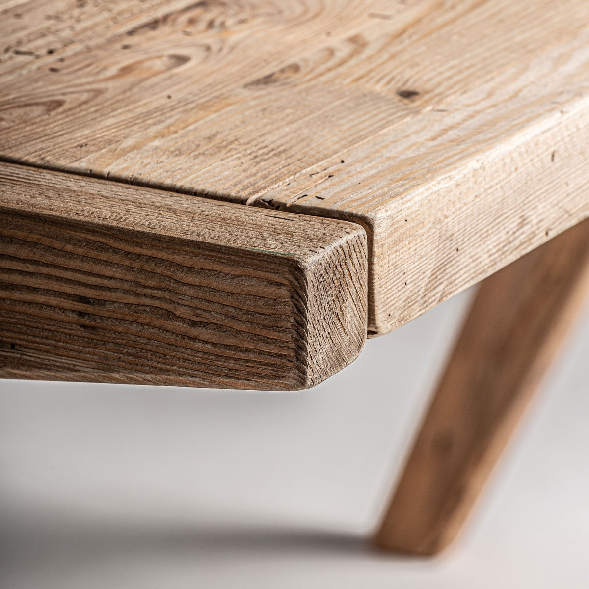 Vista estructural del escritorio con acabado natural y diseño funcional en madera sostenible