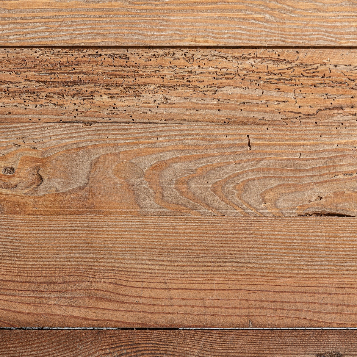 Primer plano del tablero con detalle de textura rústica y vetas naturales del pino reciclado